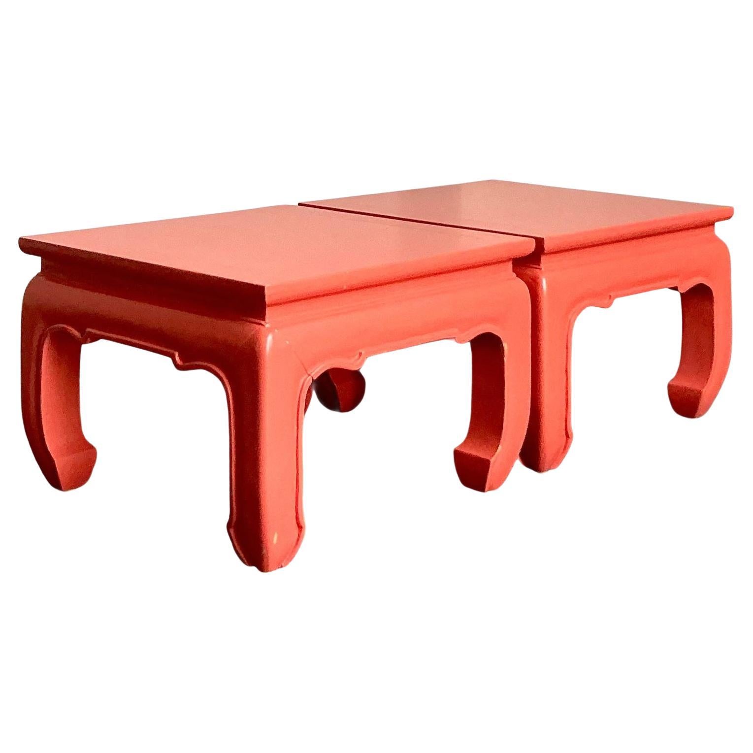 Paire de tables d'appoint laquées d'origine asiatique