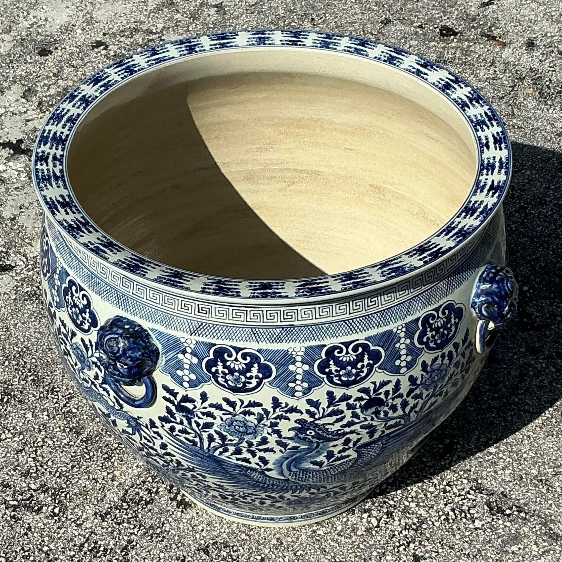 Peppen Sie Ihren Raum auf mit diesem Vintage Asian Monumental Dragon Ceramic Planter. Mit seinen verschlungenen Drachenmotiven und seinem großartigen Design ist er die perfekte Mischung aus Kunst und Funktion für jede stilvolle Einrichtung.