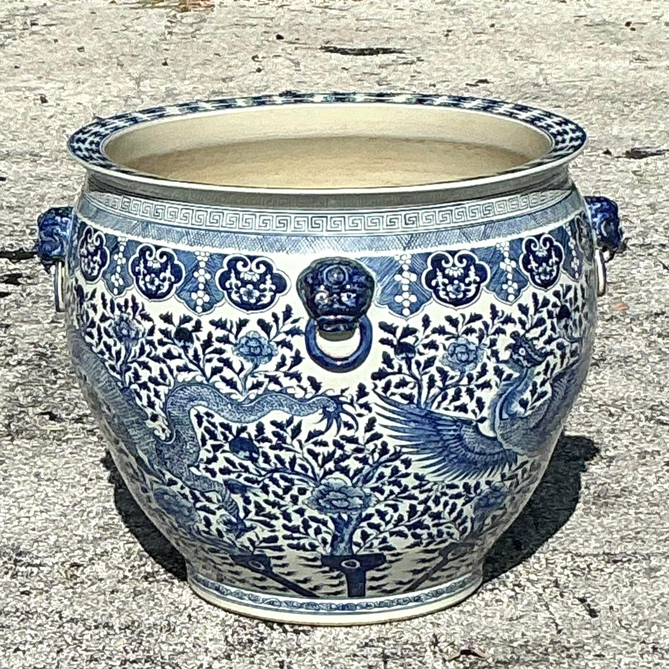 Asiatisches monumentales Vintage-Pflanzgefäß aus Keramik mit Drachen im Zustand „Gut“ in West Palm Beach, FL