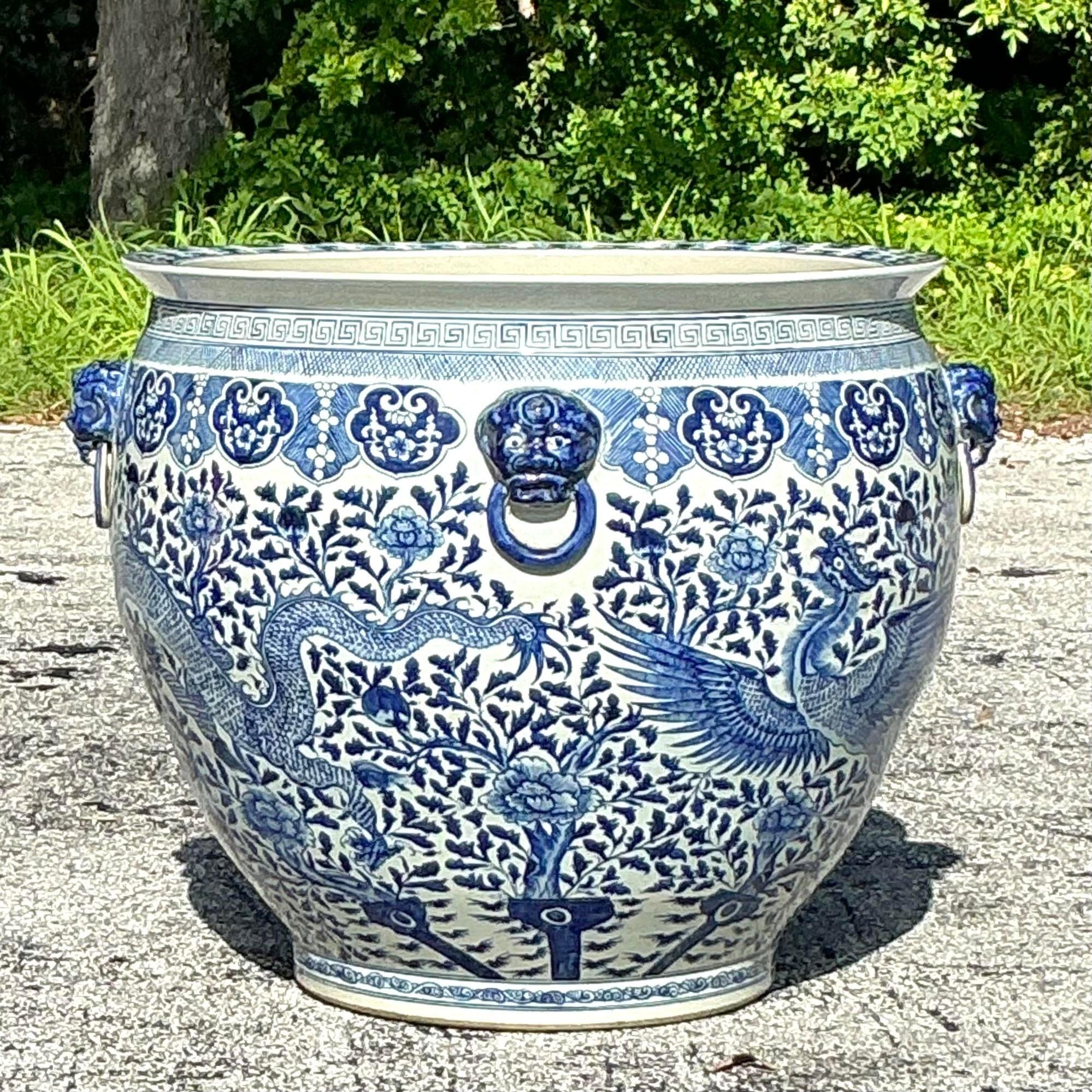 Asiatisches monumentales Vintage-Pflanzgefäß aus Keramik mit Drachen (20. Jahrhundert)
