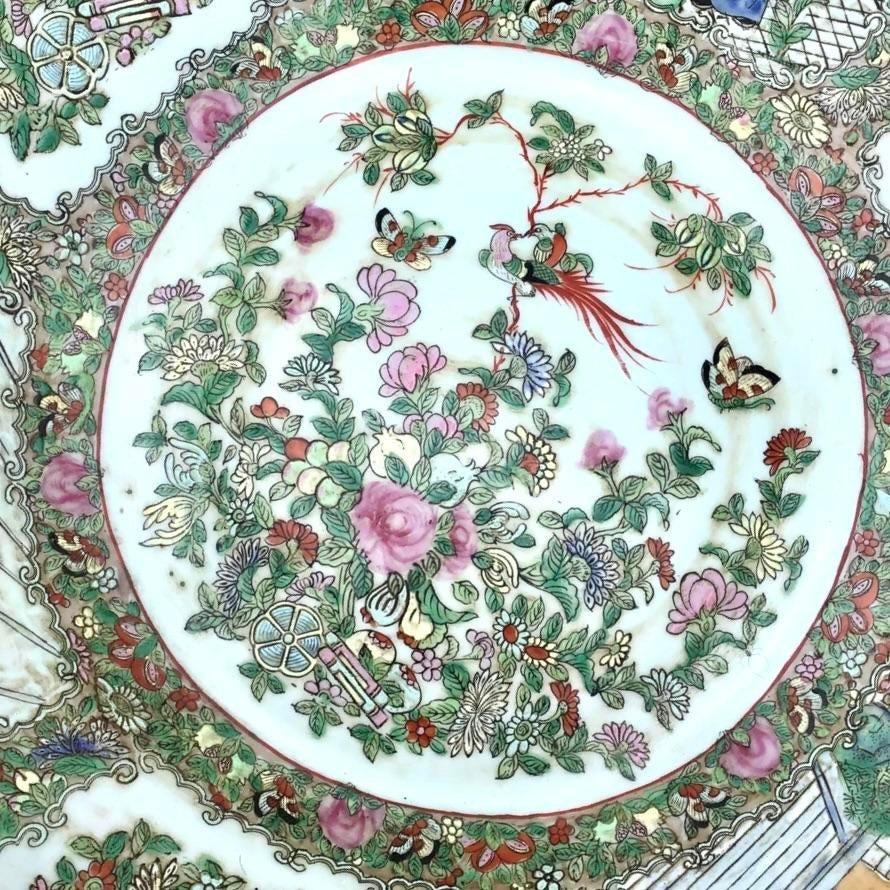 Una spettacolare ciotola asiatica vintage da centrotavola. L'iconico design Rose Famile con incredibili dettagli dipinti a mano. Monumentale per dimensioni e drammaticità. Acquistata da una proprietà di Palm Beach