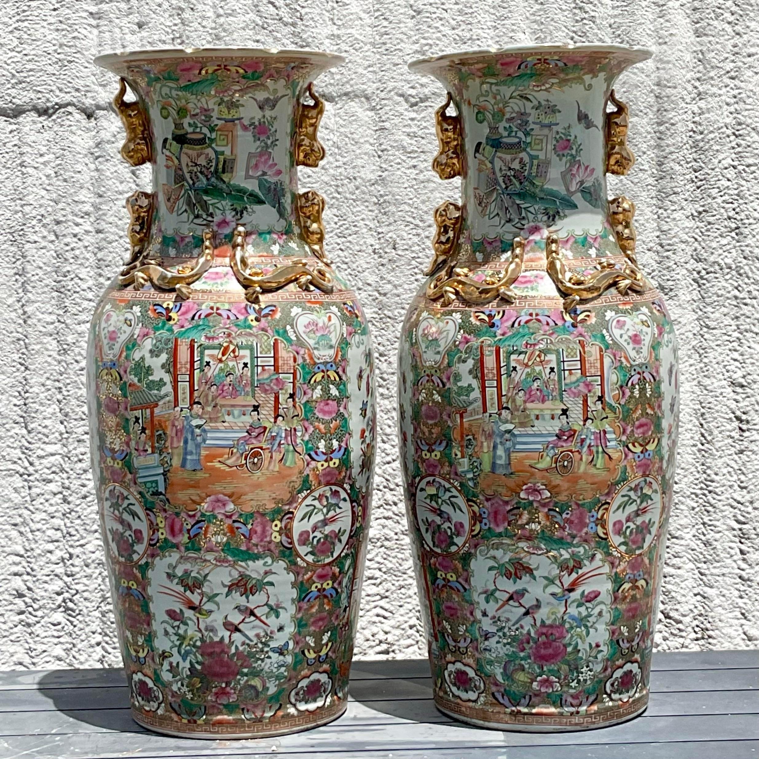 Aggiungi un tocco di eleganza al tuo arredamento con questa coppia di vasi da palazzo vintage asiatici Monumental Rose Medallion Gilt Tipped. Adornati con intricati motivi a medaglione di rose ed eleganti accenti dorati, questi vasi offrono