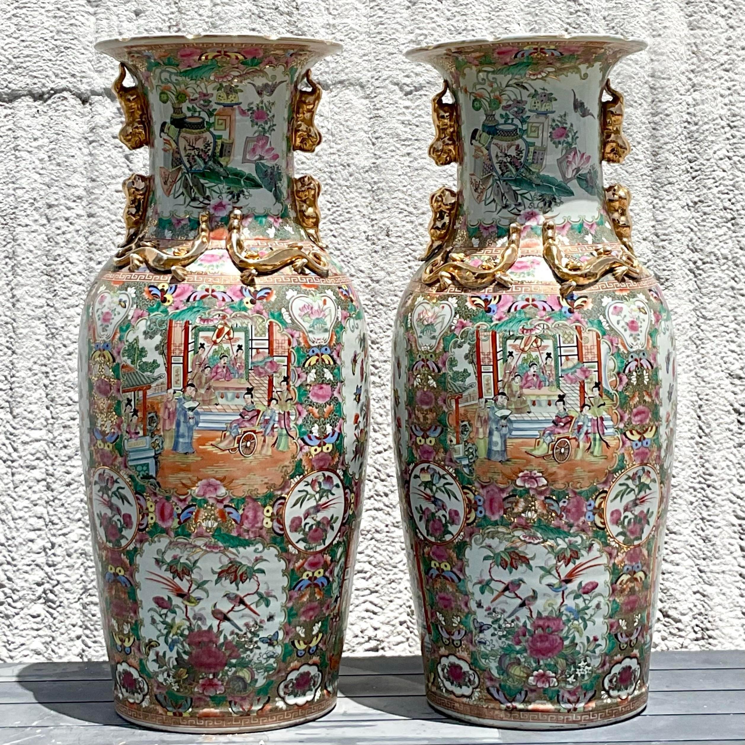 Cinese Vaso da palazzo monumentale asiatico d'epoca con medaglione a rosa e punta dorata - una coppia in vendita