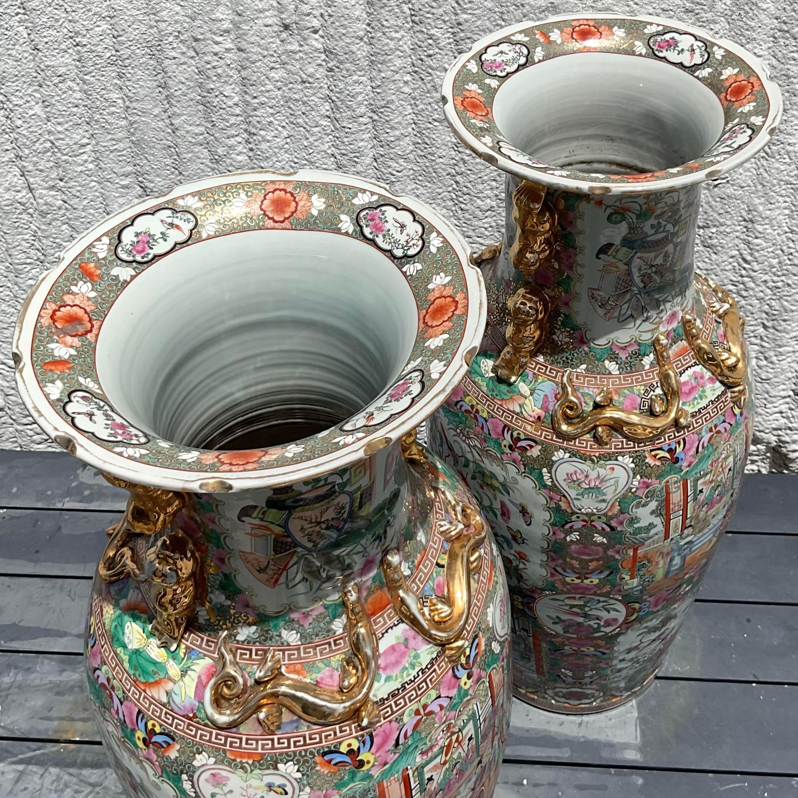 Vaso da palazzo monumentale asiatico d'epoca con medaglione a rosa e punta dorata - una coppia In condizioni buone in vendita a West Palm Beach, FL