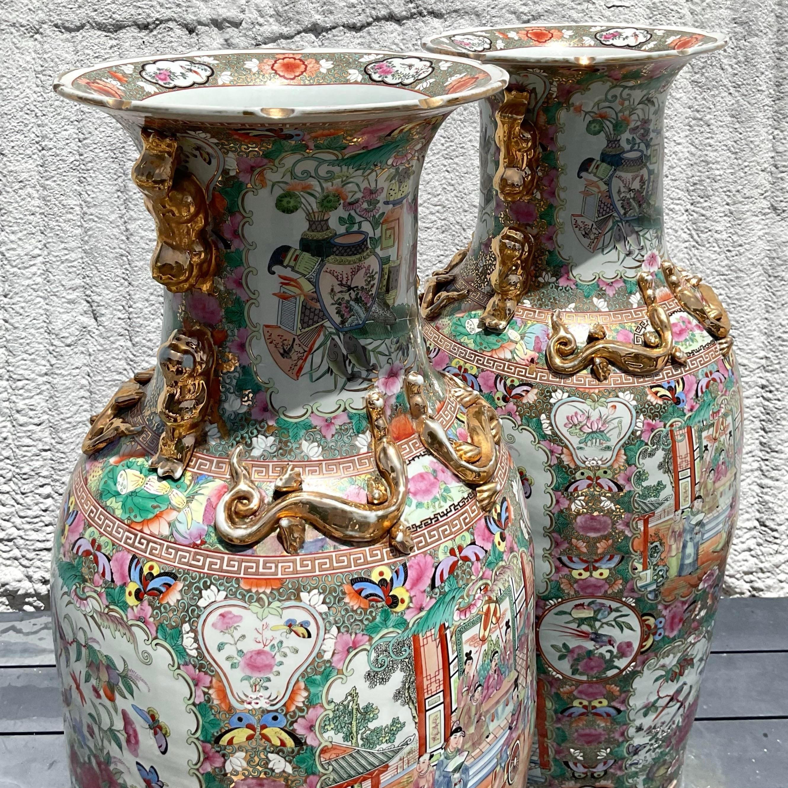 XX secolo Vaso da palazzo monumentale asiatico d'epoca con medaglione a rosa e punta dorata - una coppia in vendita