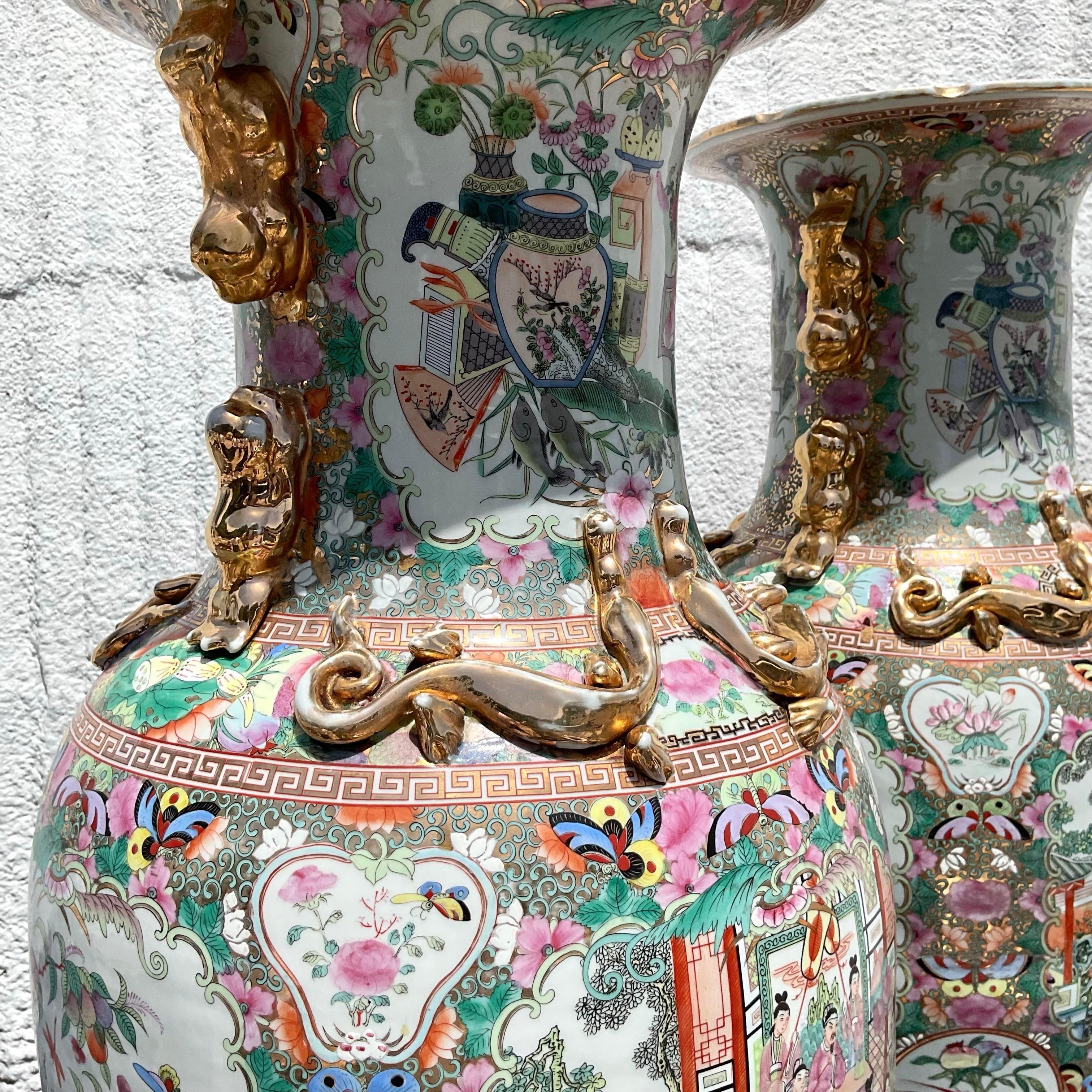 Ceramica Vaso da palazzo monumentale asiatico d'epoca con medaglione a rosa e punta dorata - una coppia in vendita