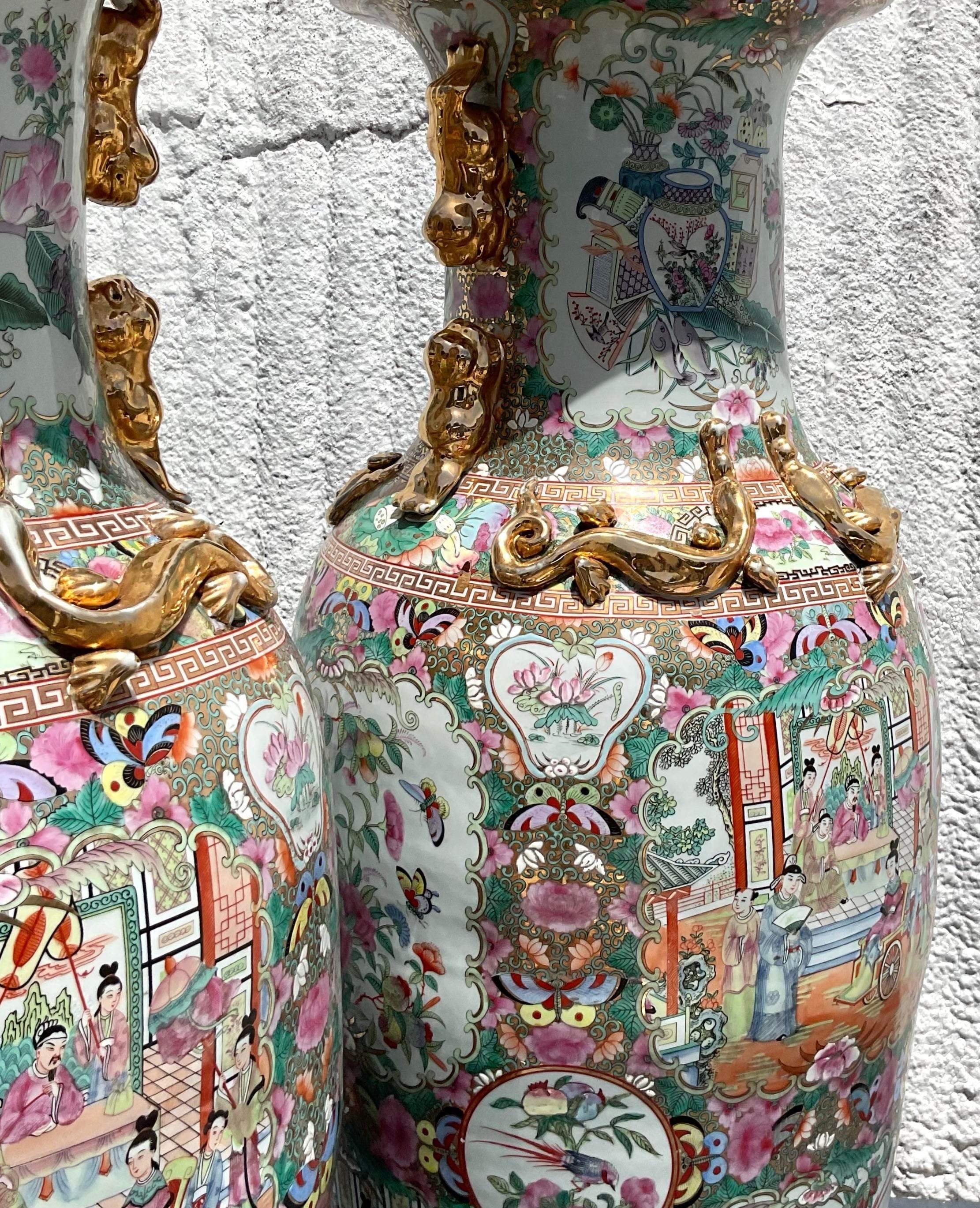 Vaso da palazzo monumentale asiatico d'epoca con medaglione a rosa e punta dorata - una coppia in vendita 2