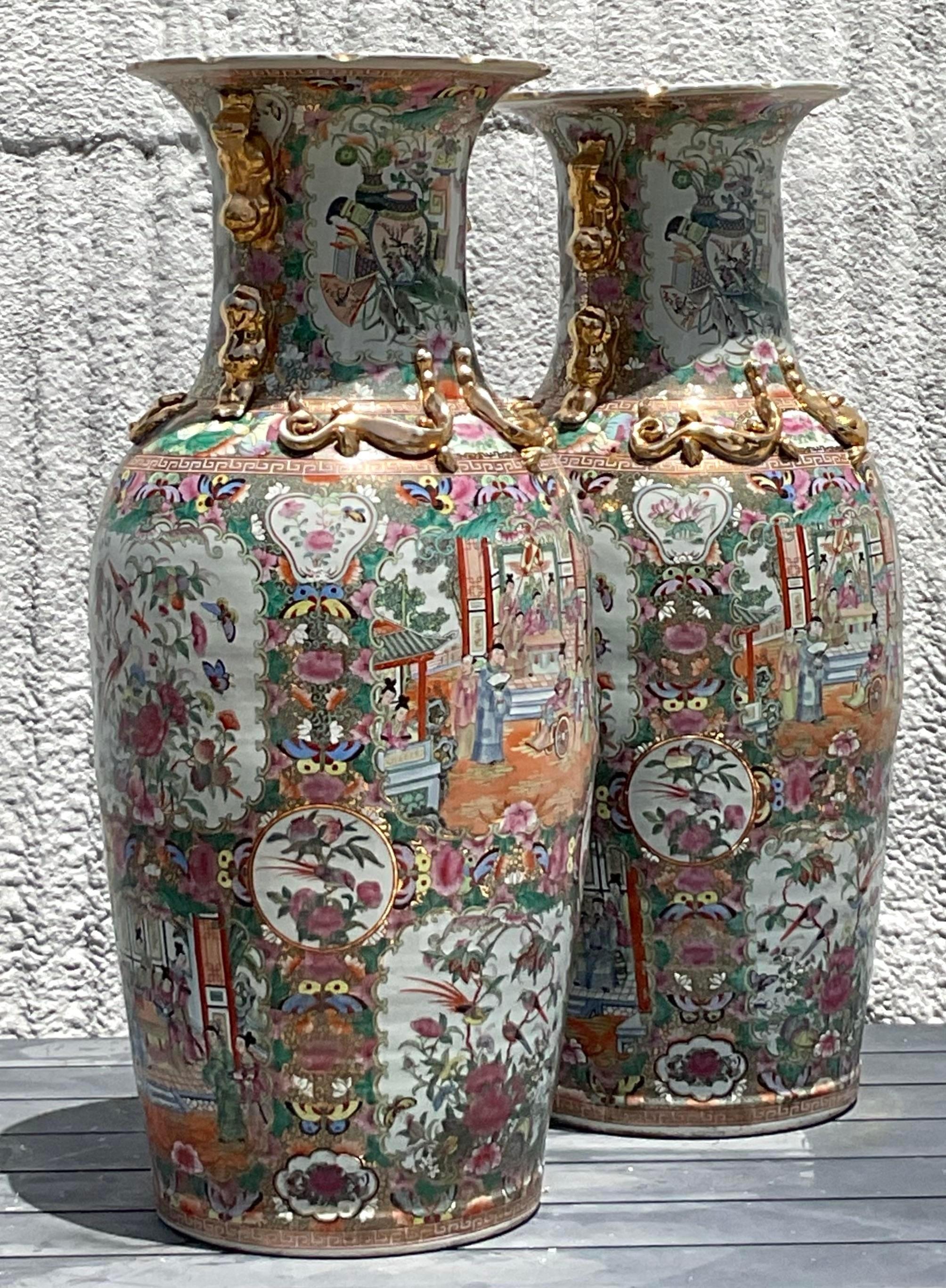 Vaso da palazzo monumentale asiatico d'epoca con medaglione a rosa e punta dorata - una coppia in vendita 3