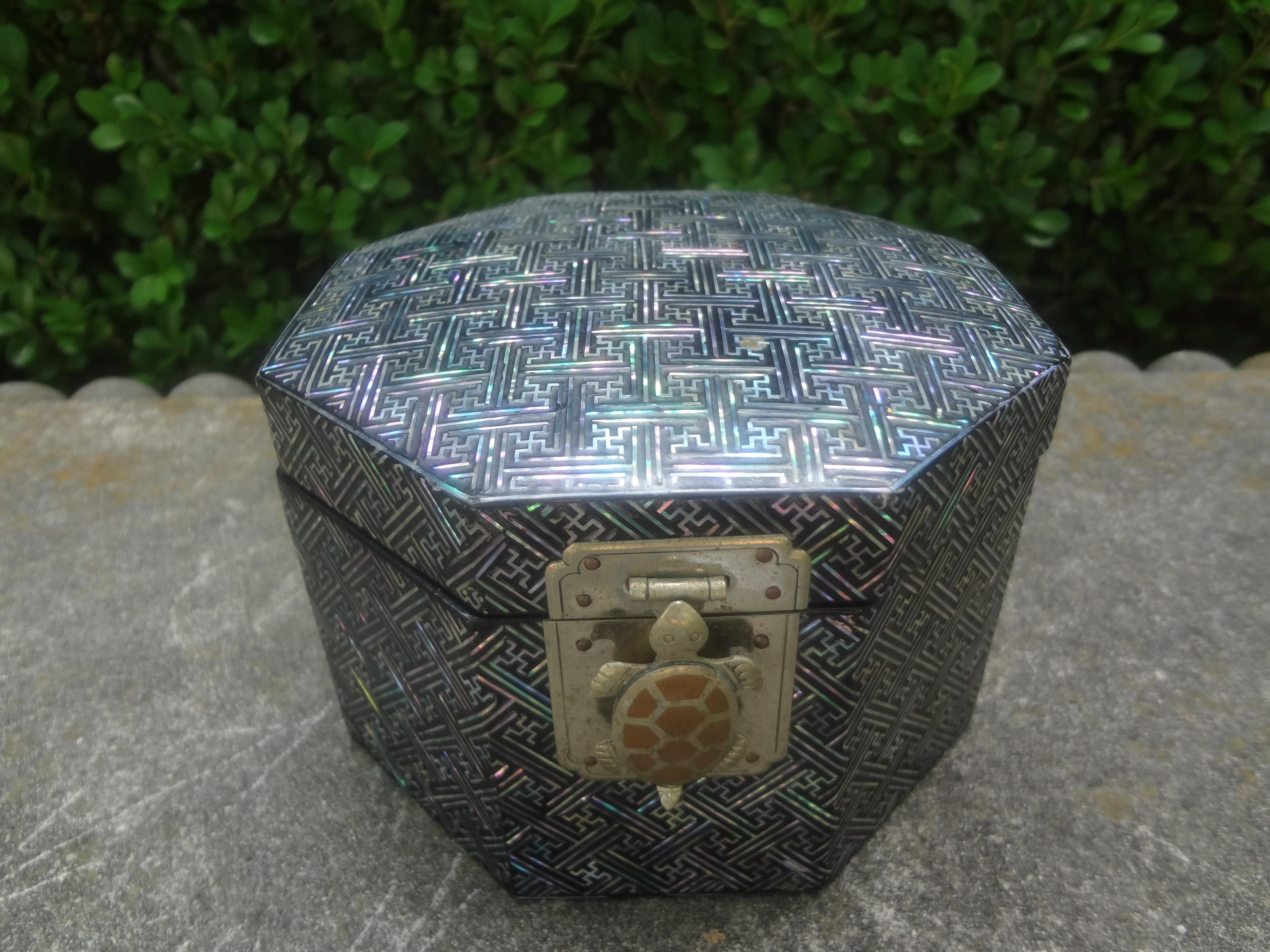 Vintage Asian Octagonal Lacquer Box With Turtle Closure.
Lovely 20th century Asian lacquer box with Greek key design and a metal turtle closure.
This beautiful decorative box is the perfect coffee table or dressing table accessory!