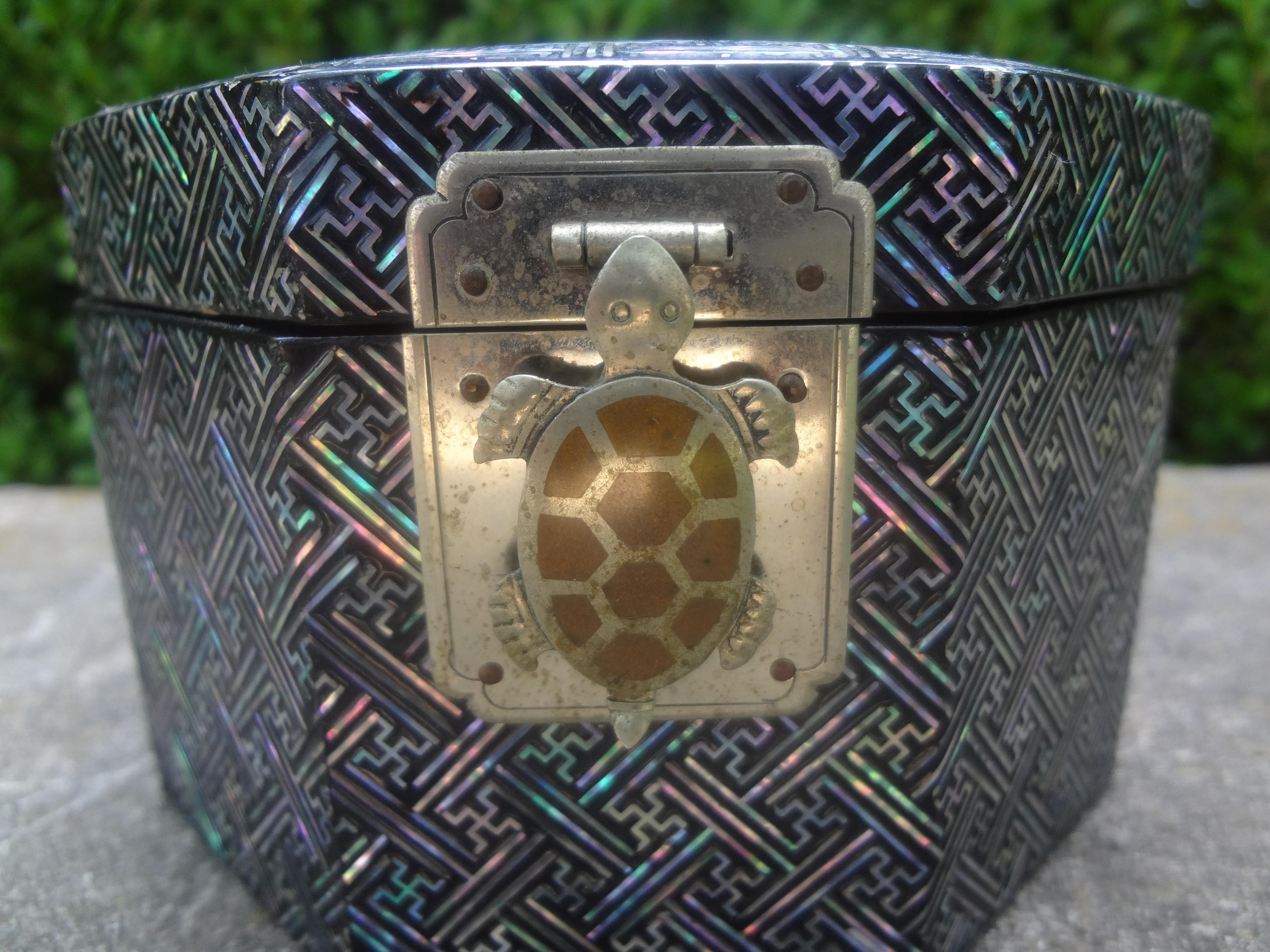 Vintage Asian Octagonal Lacquer Box with Turtle Closure In Good Condition For Sale In Houston, TX
