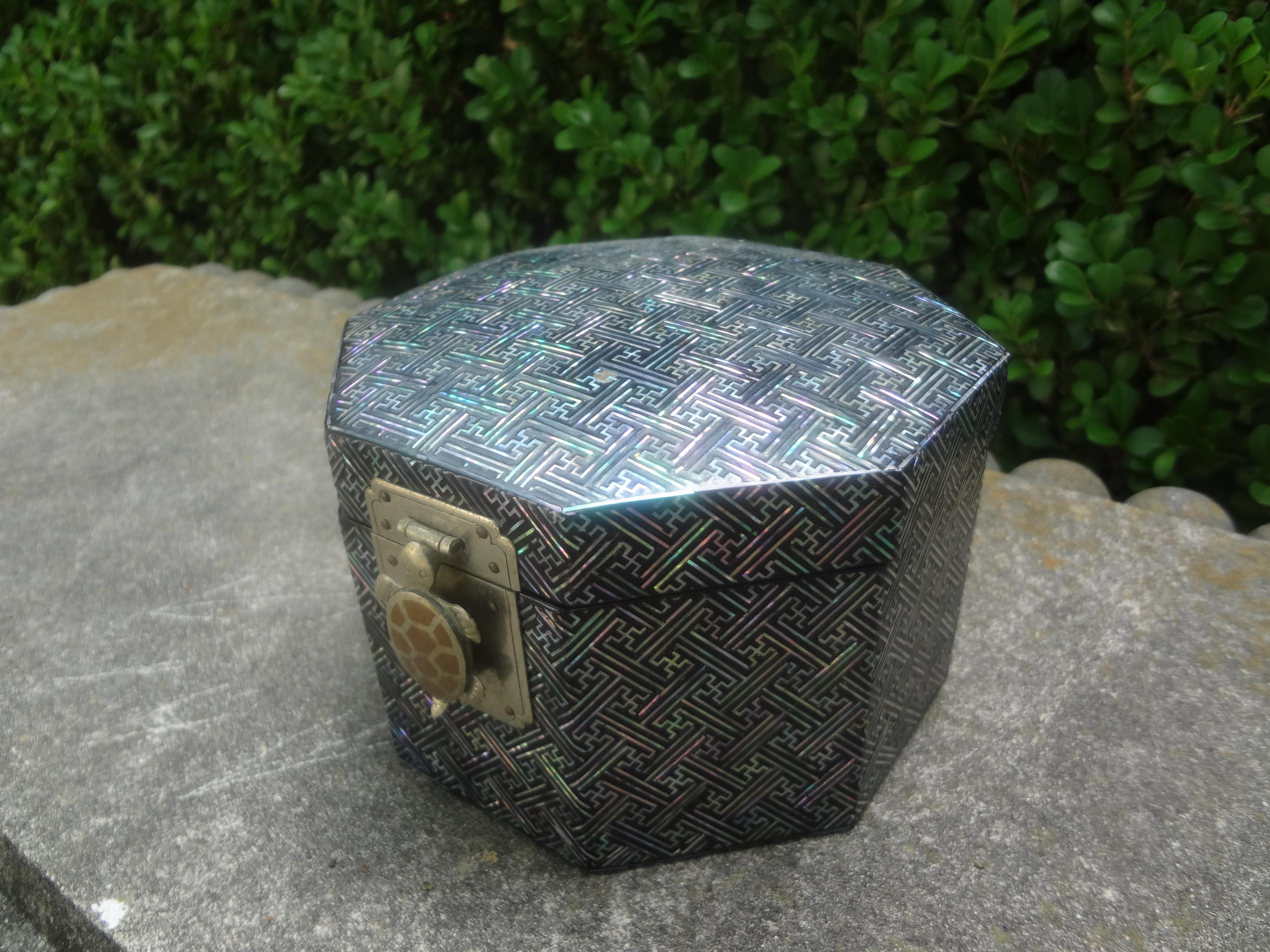 20th Century Vintage Asian Octagonal Lacquer Box with Turtle Closure For Sale
