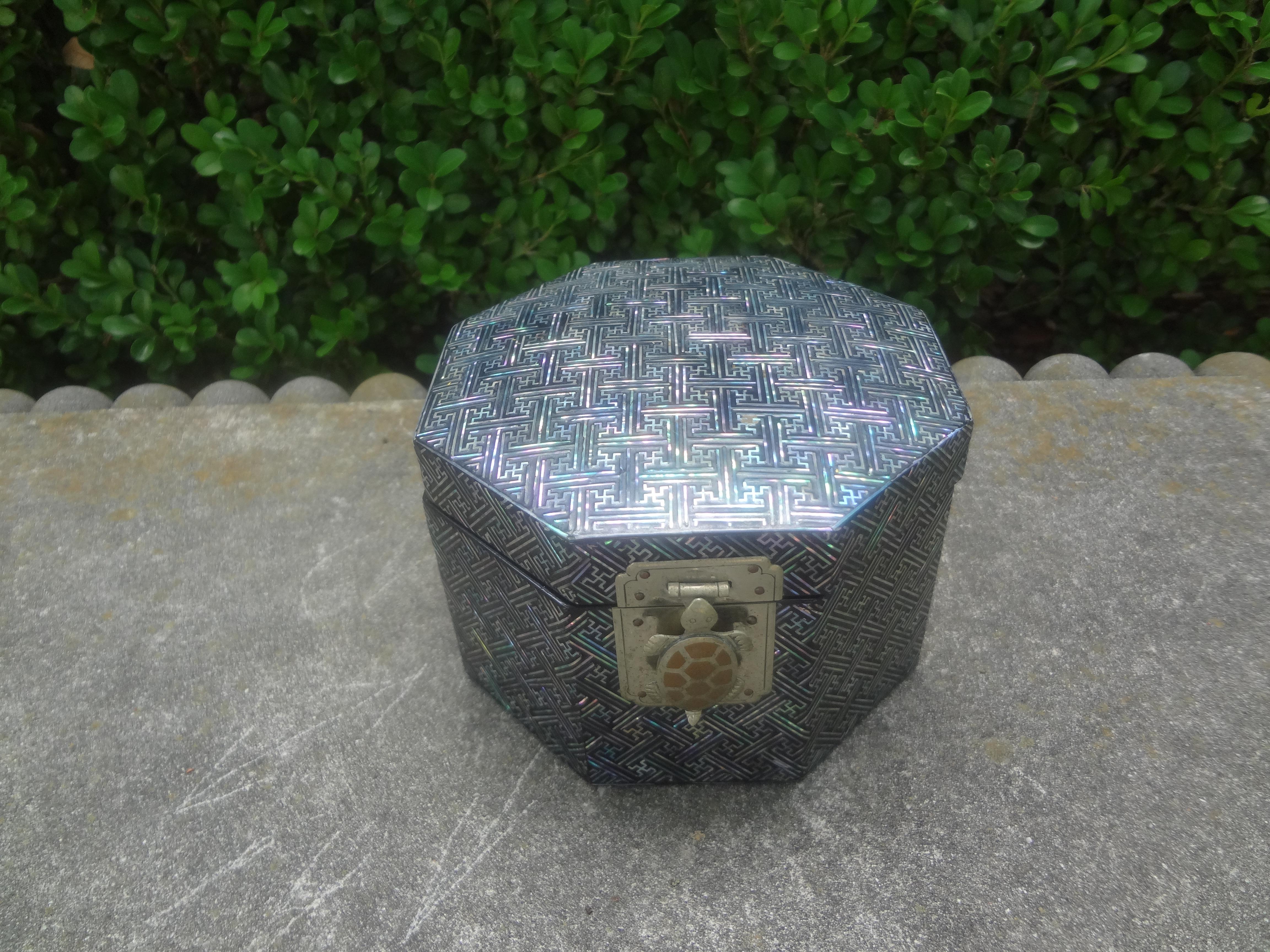 Vintage Asian Octagonal Lacquer Box with Turtle Closure For Sale 3