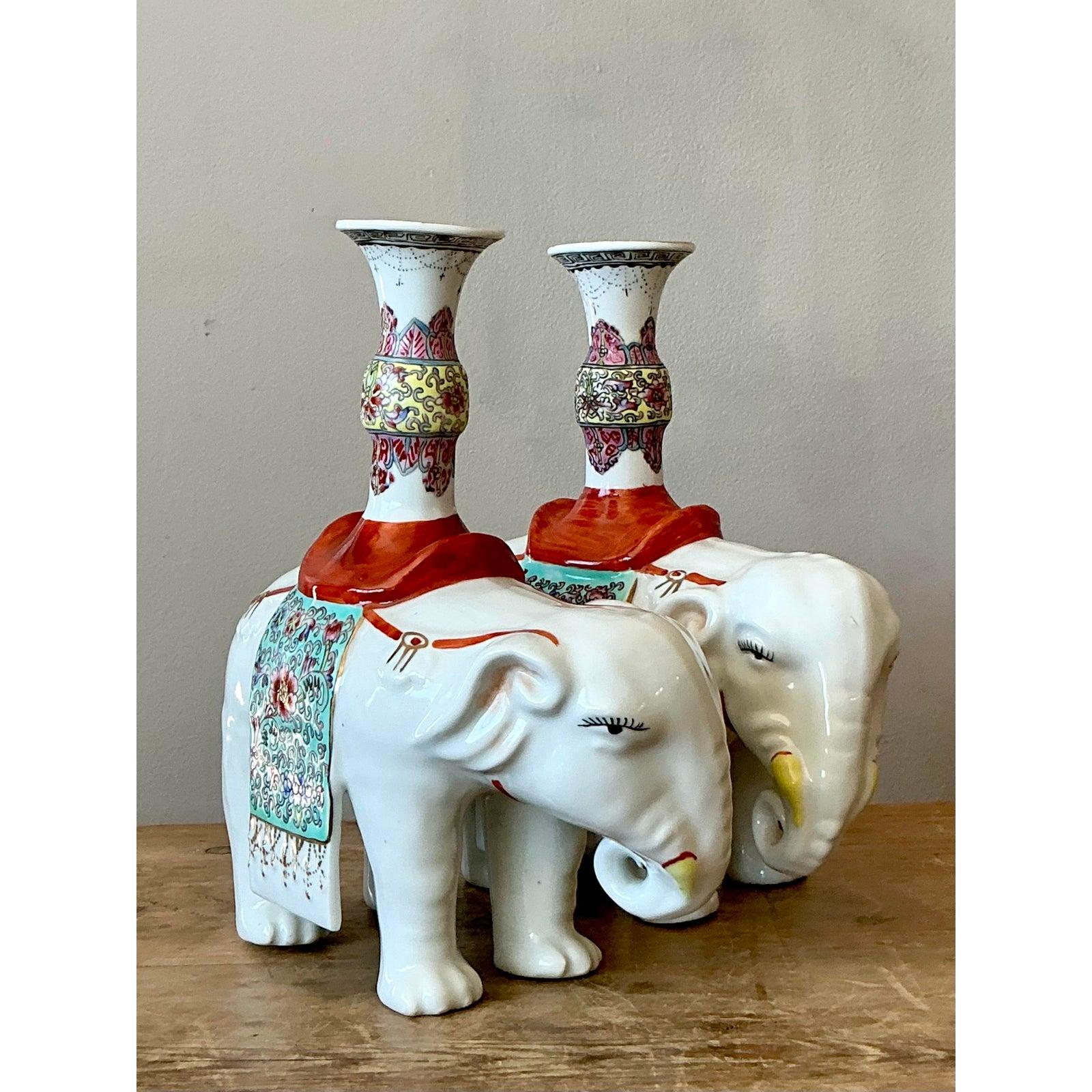 Paire de chandeliers asiatiques opposés en céramique émaillée représentant des éléphants - une paire en vente 3