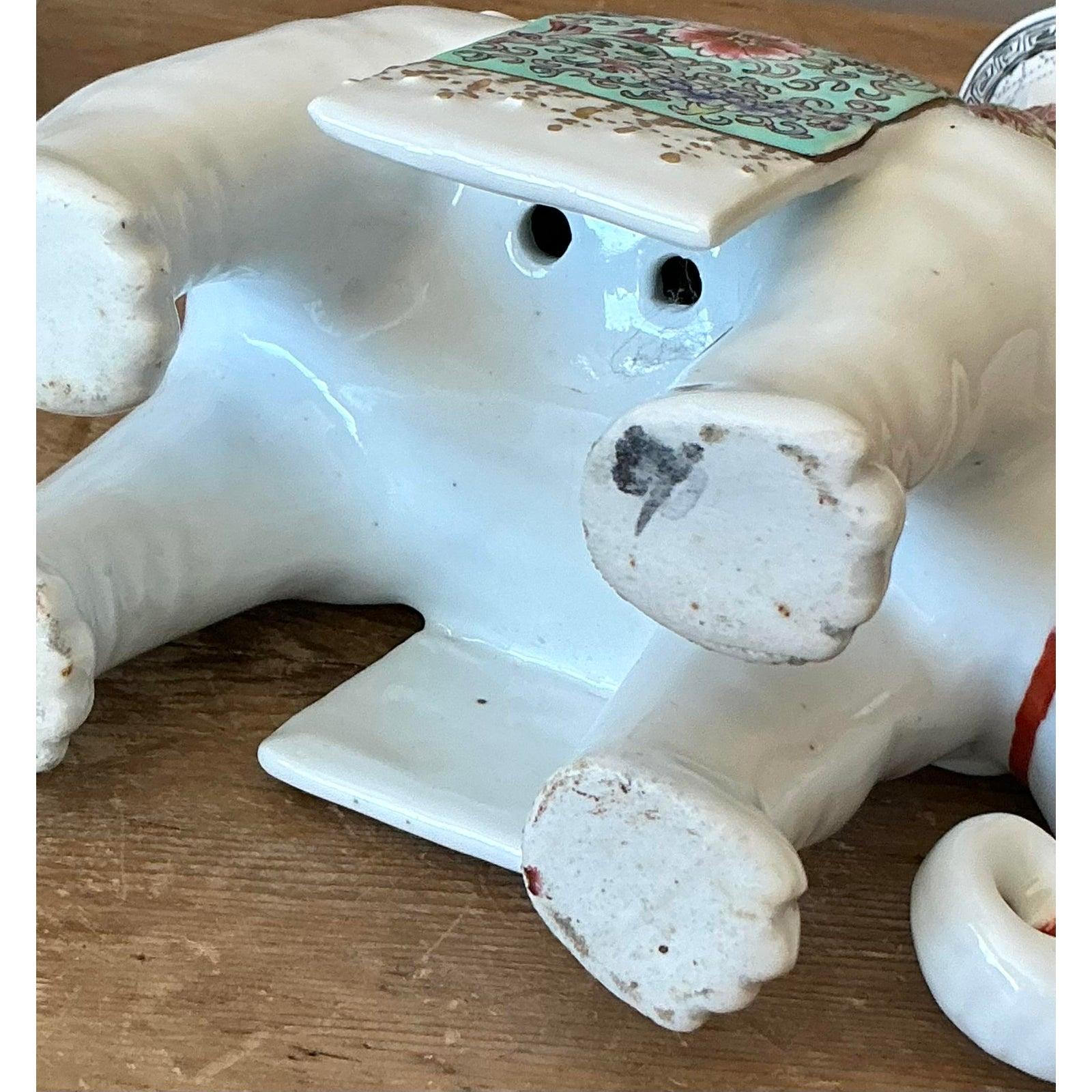 Paire de chandeliers asiatiques opposés en céramique émaillée représentant des éléphants - une paire en vente 4