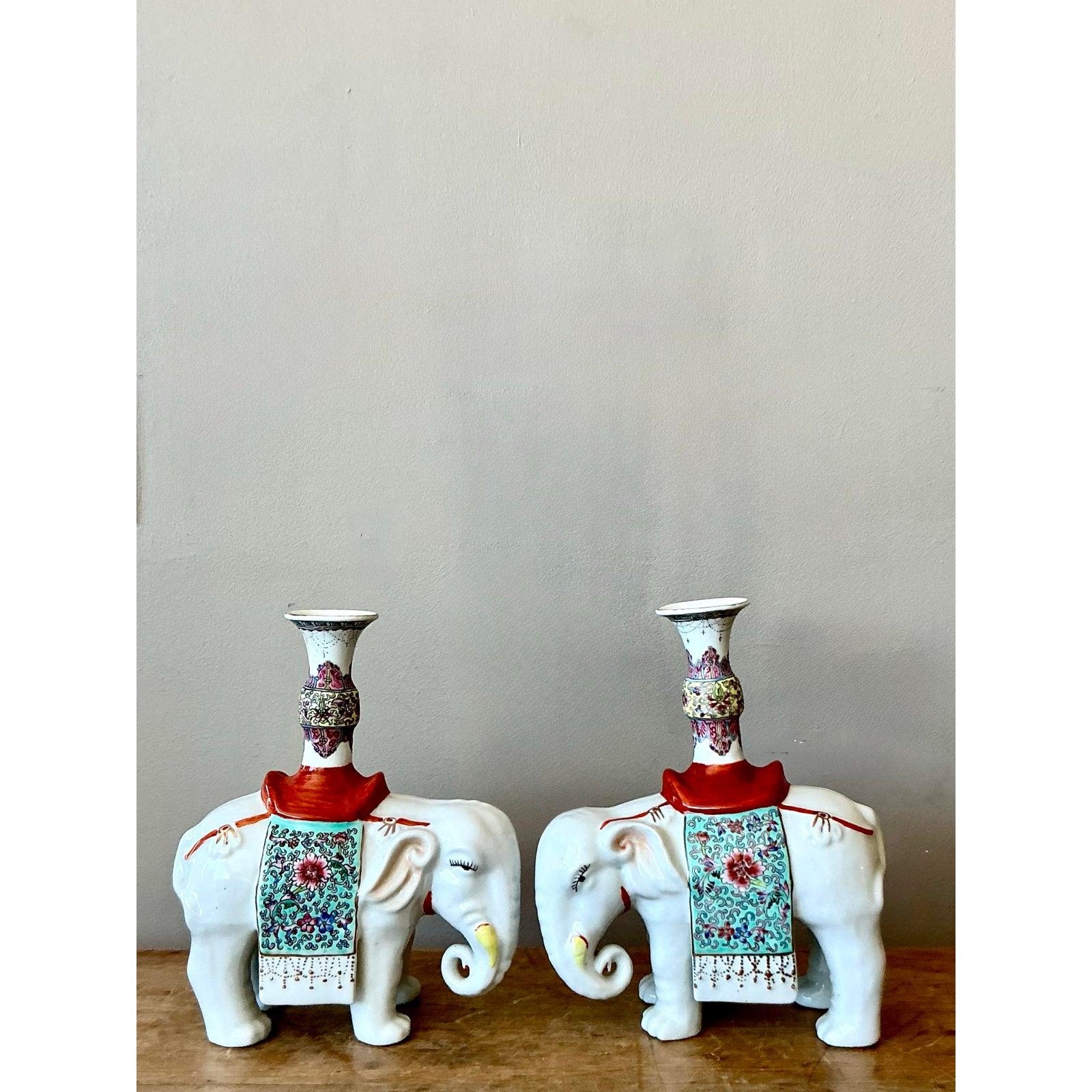 Chinoiseries Paire de chandeliers asiatiques opposés en céramique émaillée représentant des éléphants - une paire en vente