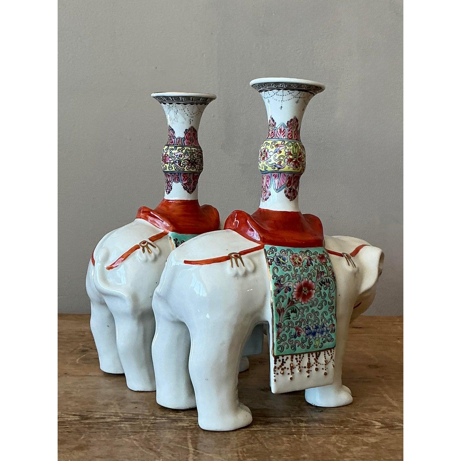 Paire de chandeliers asiatiques opposés en céramique émaillée représentant des éléphants - une paire Bon état - En vente à West Palm Beach, FL