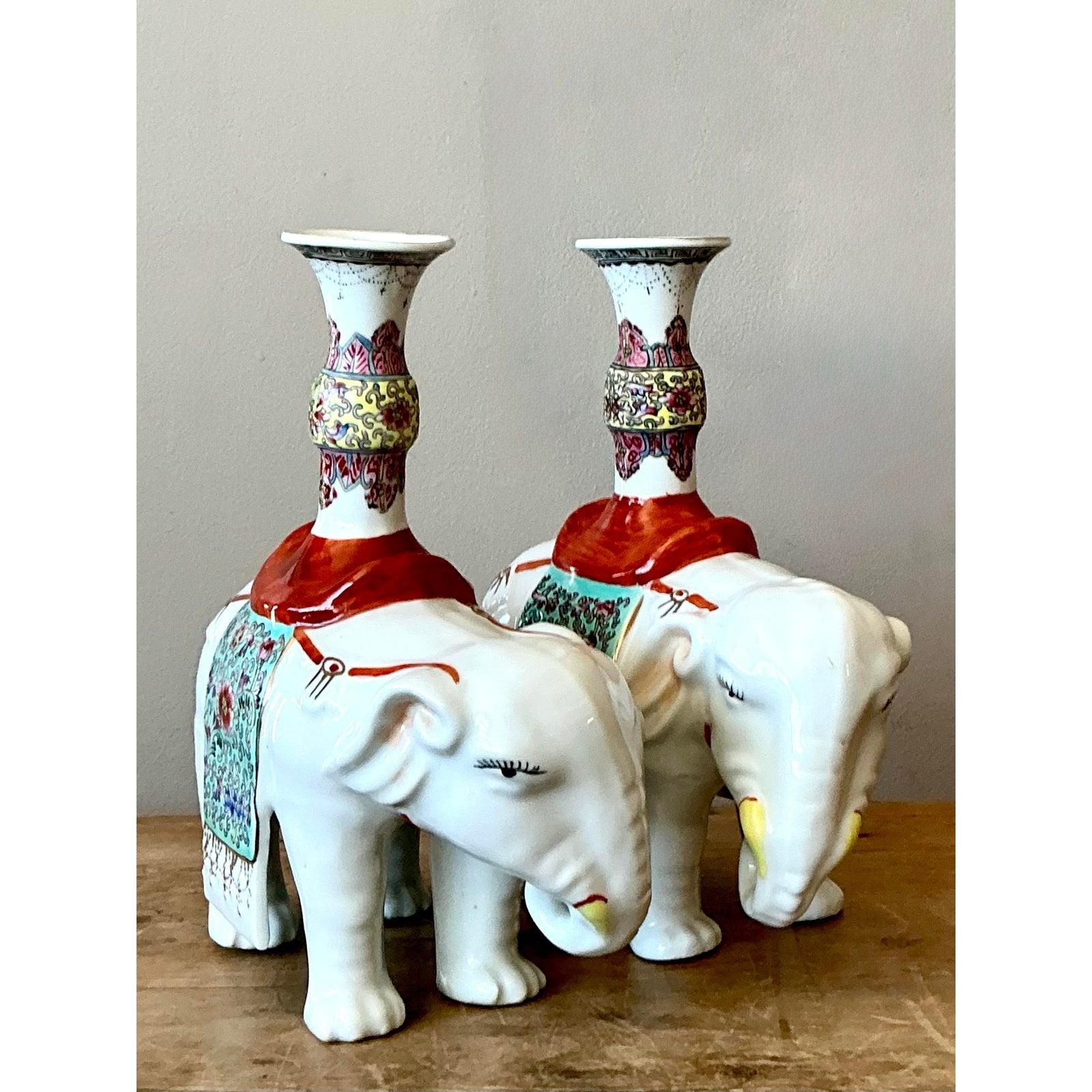 20ième siècle Paire de chandeliers asiatiques opposés en céramique émaillée représentant des éléphants - une paire en vente