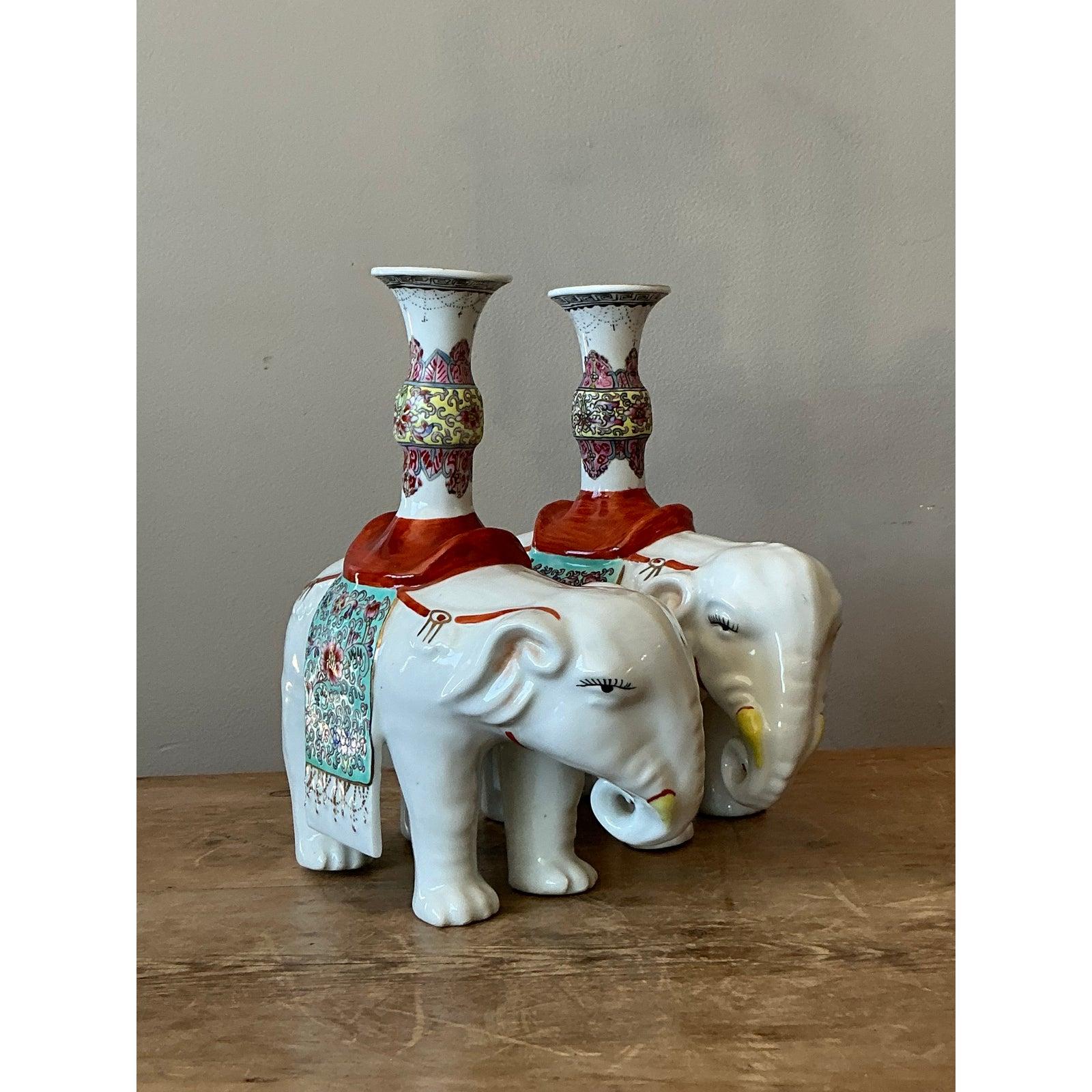 Céramique Paire de chandeliers asiatiques opposés en céramique émaillée représentant des éléphants - une paire en vente