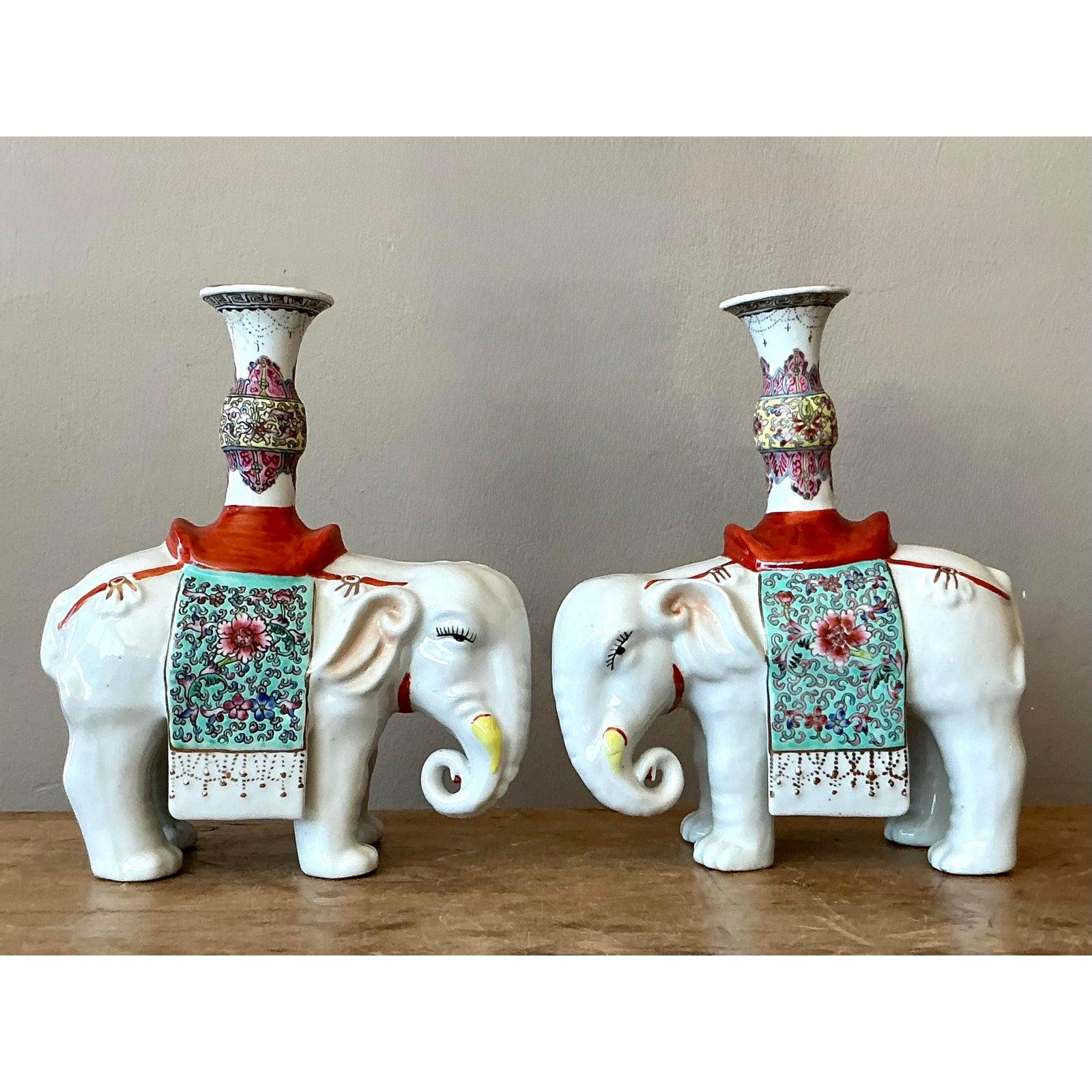 Paire de chandeliers asiatiques opposés en céramique émaillée représentant des éléphants - une paire en vente 1