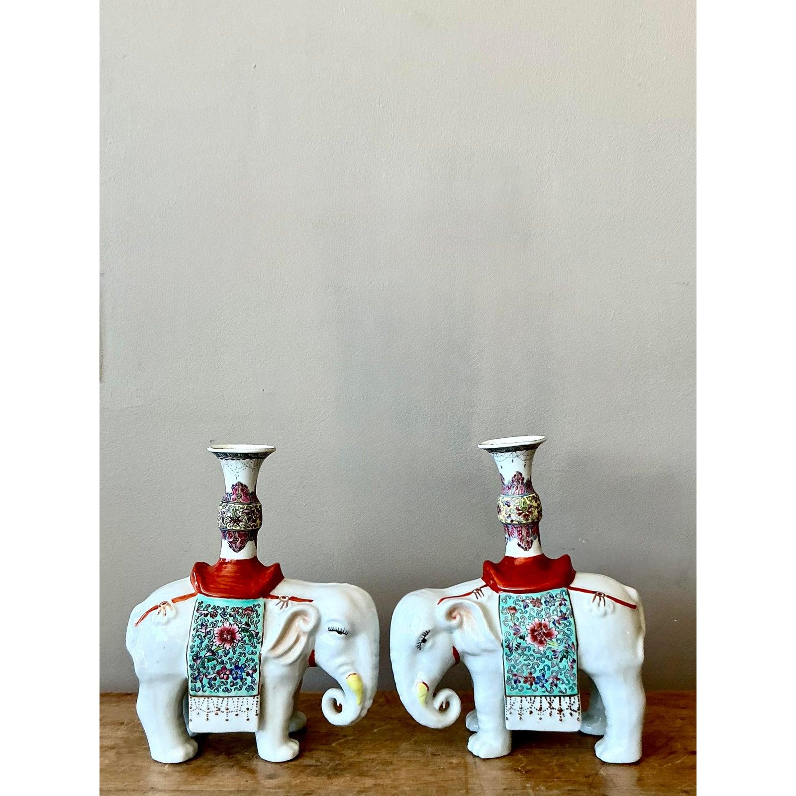 Paire de chandeliers asiatiques opposés en céramique émaillée représentant des éléphants - une paire en vente 2