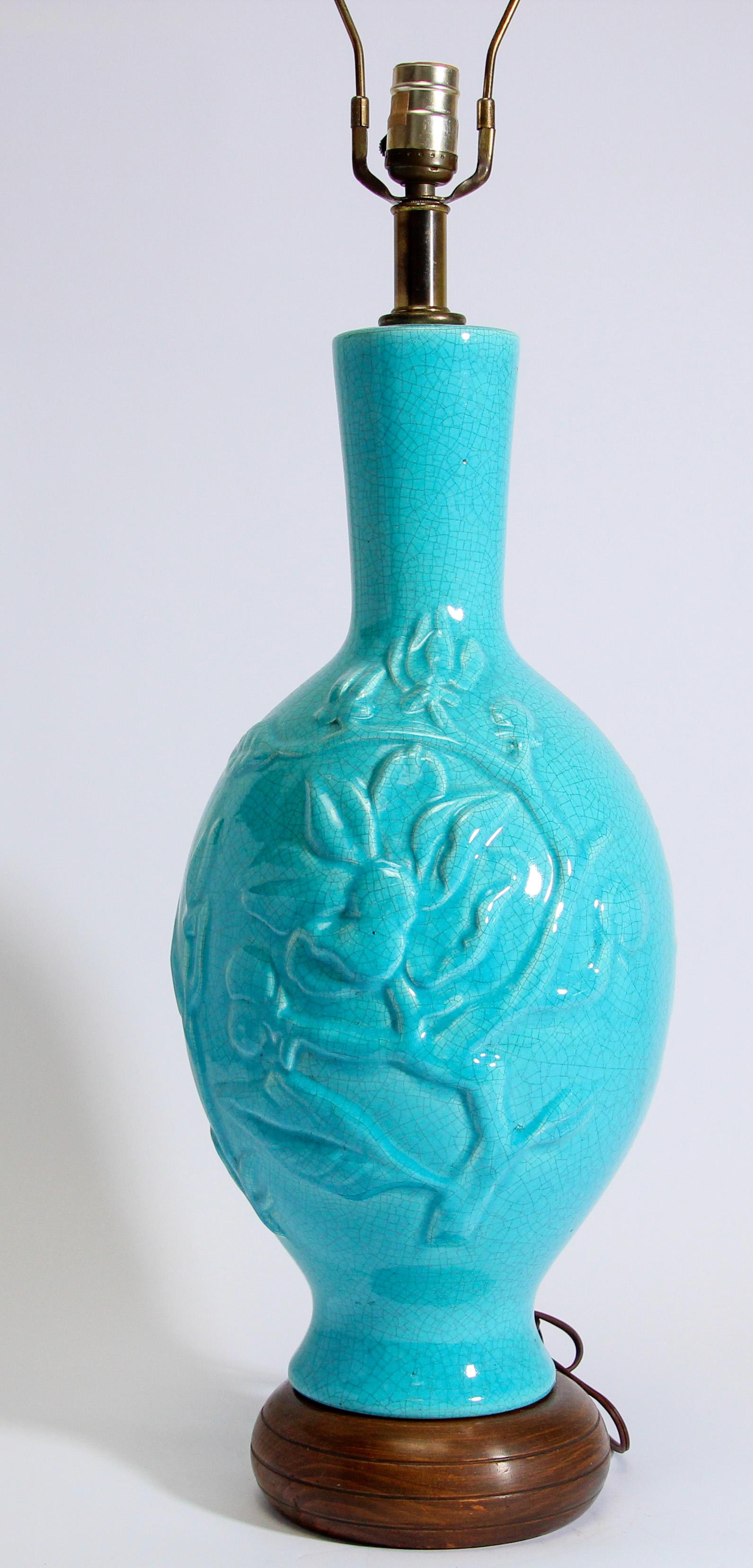 Vintage Asian oriental Chinese glazed crackled ceramic lamp in turquoise color with raised relief foliage and laughing Buddha.
This beautiful midcentury chinoiserie table lamp is timeless in style.
Mounted on wooden base.
The ceramic measures