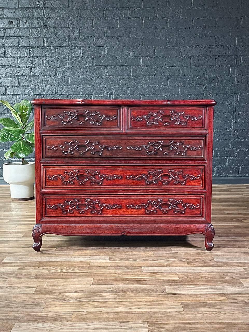 Condit : Condition Vintage Originale

MATERIAL : Bois de cerisier sculpté

Un superbe bureau vintage asiatique de style oriental, fabriqué en bois de cerisier richement sculpté et datant des années 1970. Avec ses motifs floraux complexes et ses