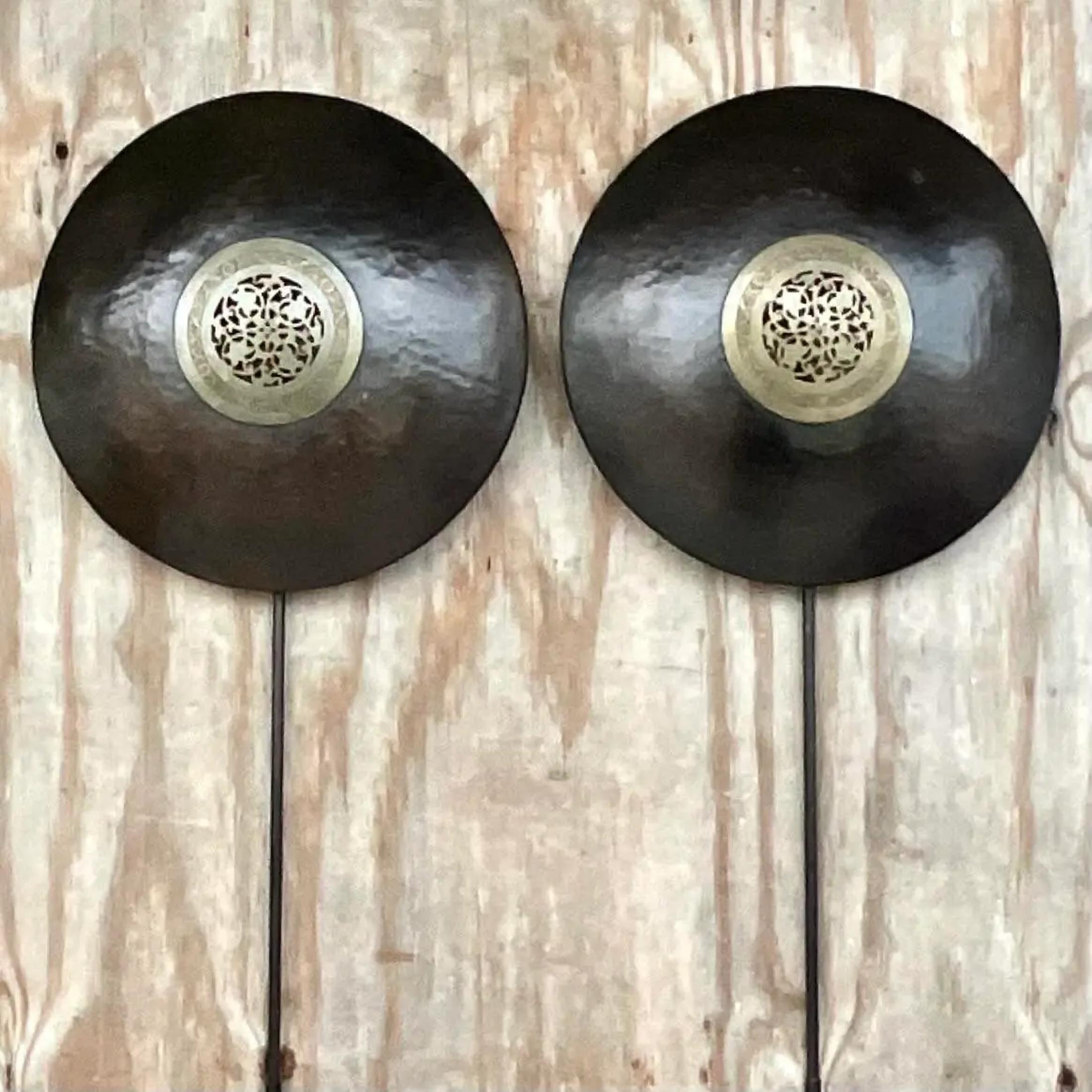 20ième siècle Paire d'appliques vintage asiatiques en laiton patiné avec médaillon en vente