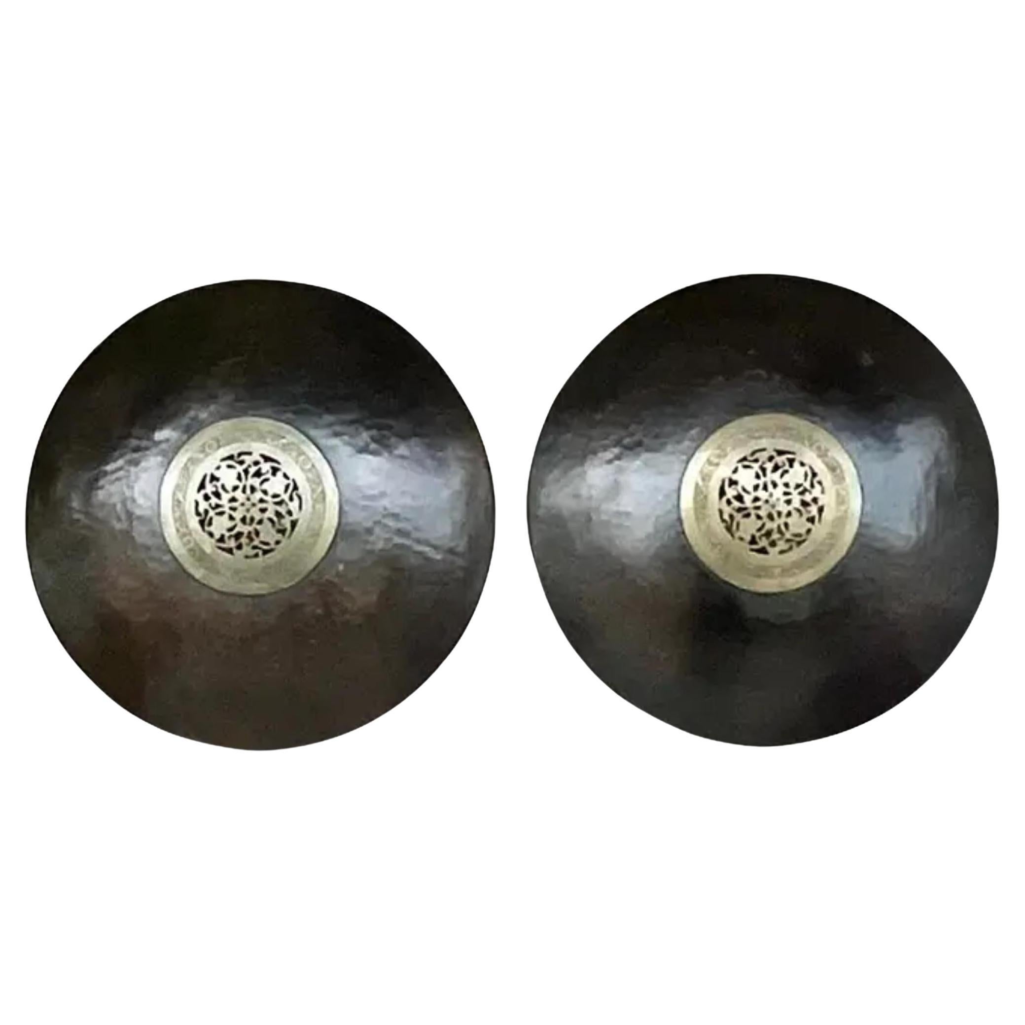 Paire d'appliques vintage asiatiques en laiton patiné avec médaillon en vente