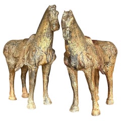 Cavalli da tempio asiatici d'epoca in legno dorato patinato - una coppia