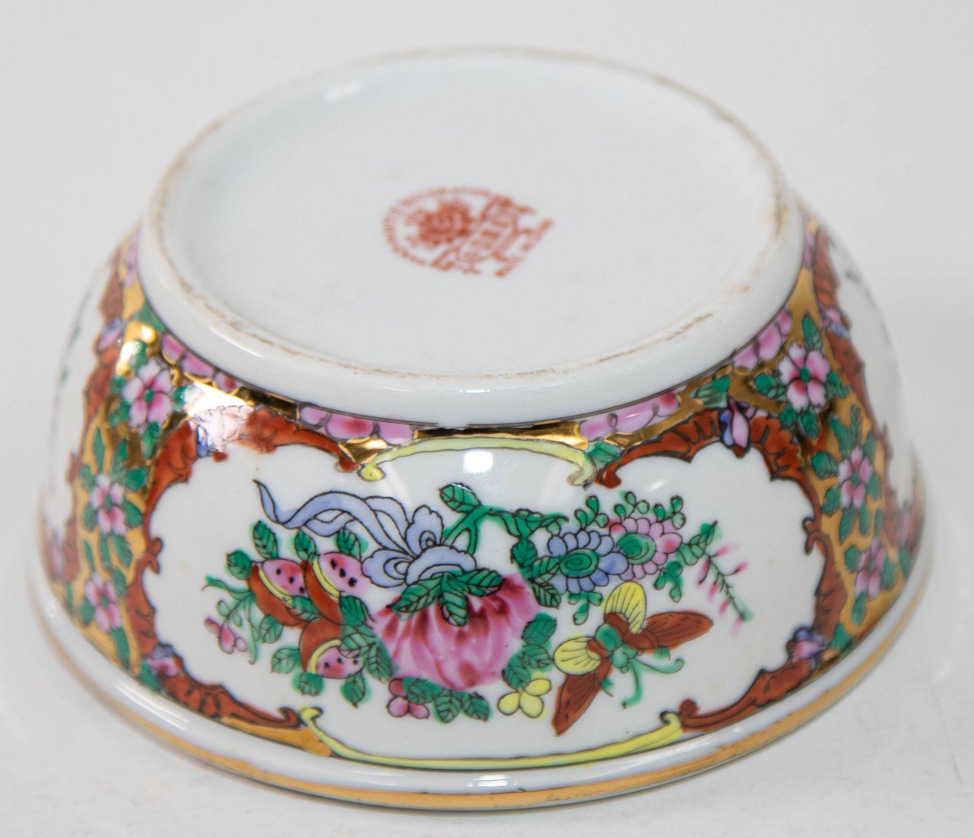 Aschenbecher aus asiatischem Porzellan mit weißem Blumenmuster, handbemalt (20. Jahrhundert) im Angebot