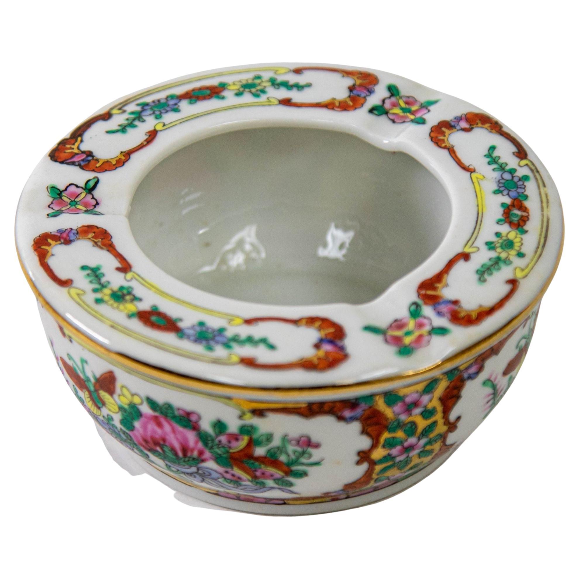 Aschenbecher aus asiatischem Porzellan mit weißem Blumenmuster, handbemalt im Angebot
