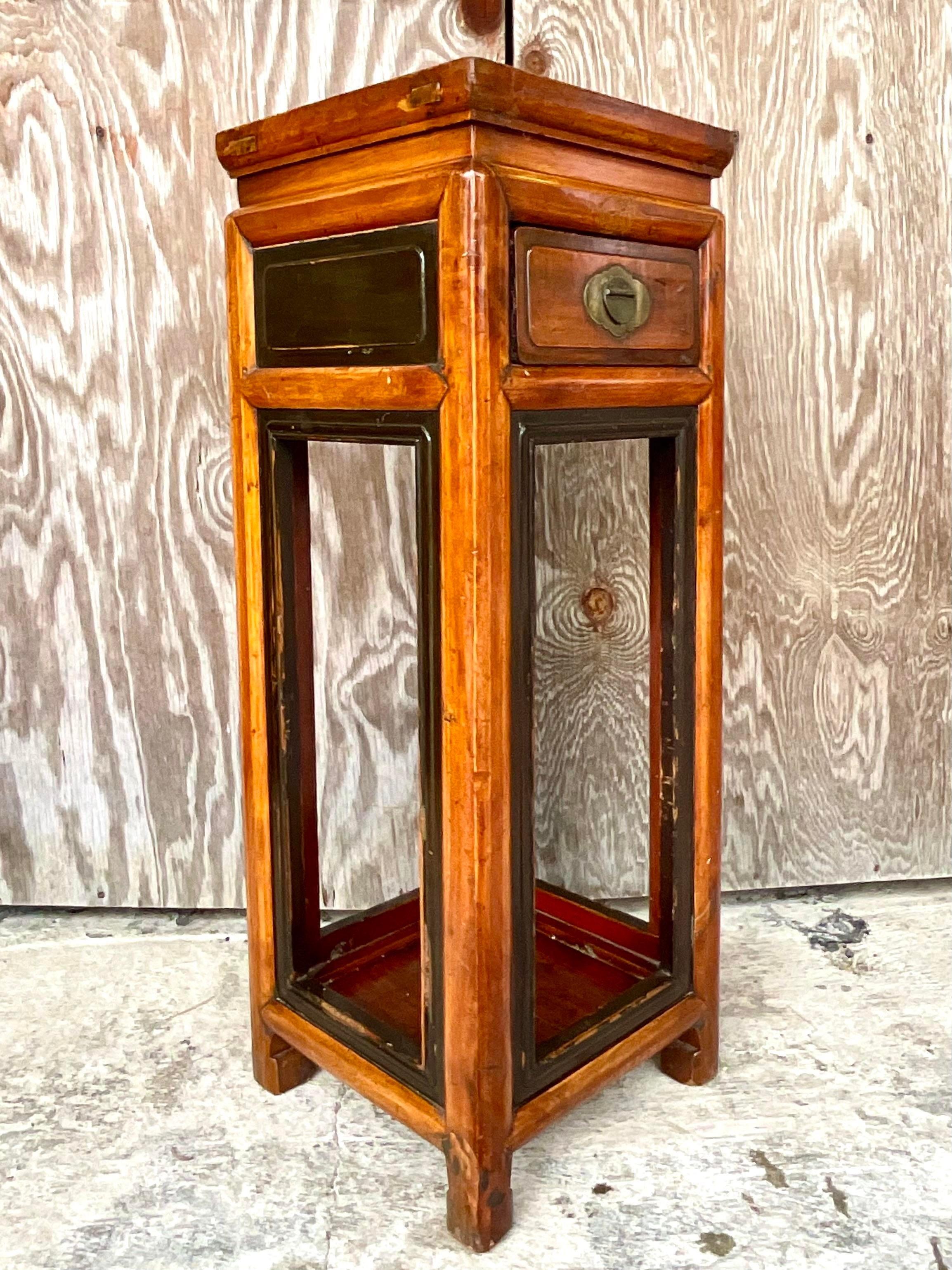 Fabelhafter asiatischer Vintage-Sockel. Schönes zweifarbiges Holz mit schweren Messingmedaillon-Beschlägen. Erworben aus einem Nachlass in Palm Beach.