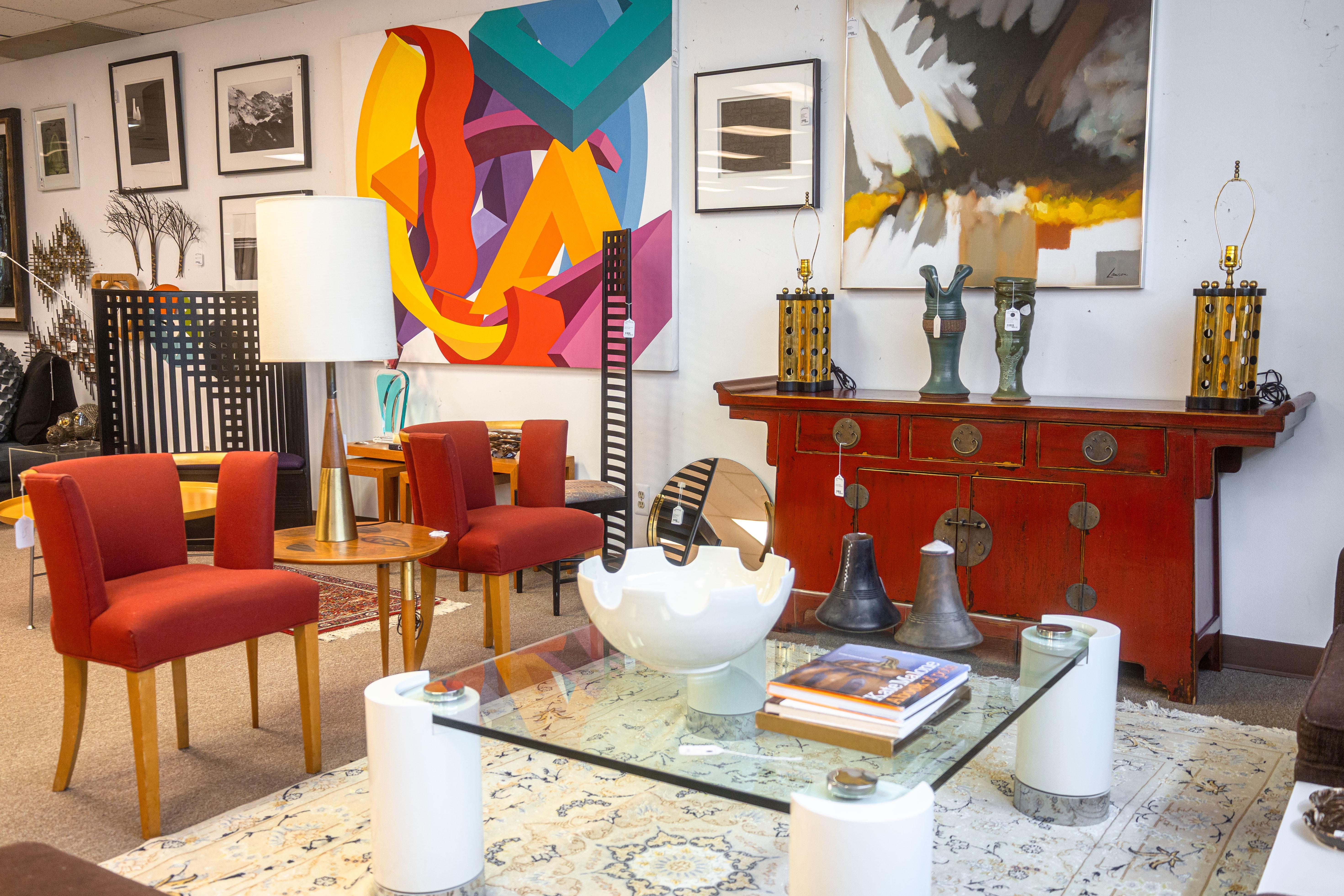 Asiatisches Buffet im Vintage-Stil. Dieser prächtige Schrank zeichnet sich durch ein klassisches Altartisch-Design mit geschnitzten Holzenden und reichlich Stauraum aus. In der oberen Reihe befinden sich 3 ausziehbare Schubladen und darunter ein