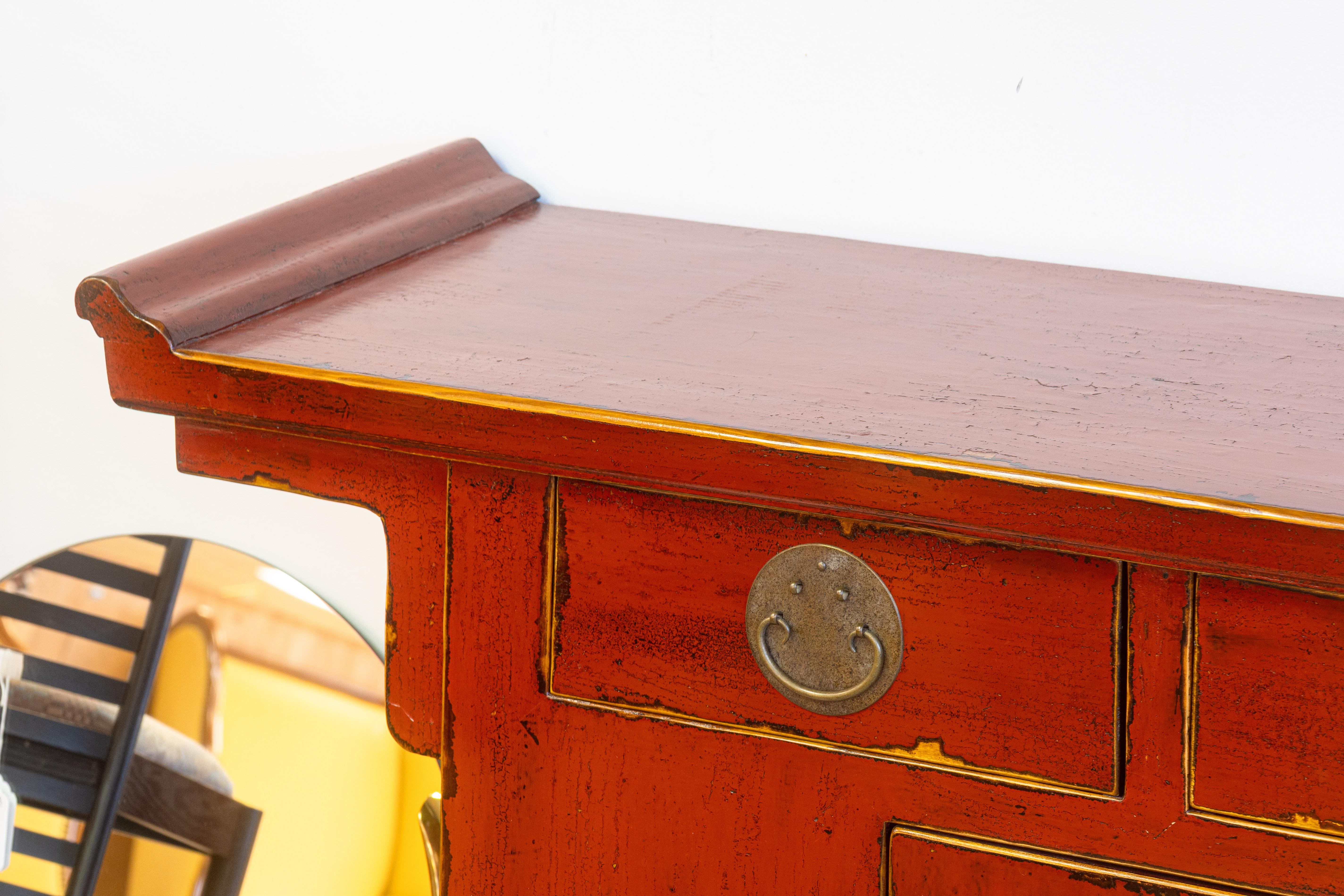 Vintage Asian Rot Lackiert mit Messing Hardware Sideboard Buffet Schrank (Chinesischer Export) im Angebot