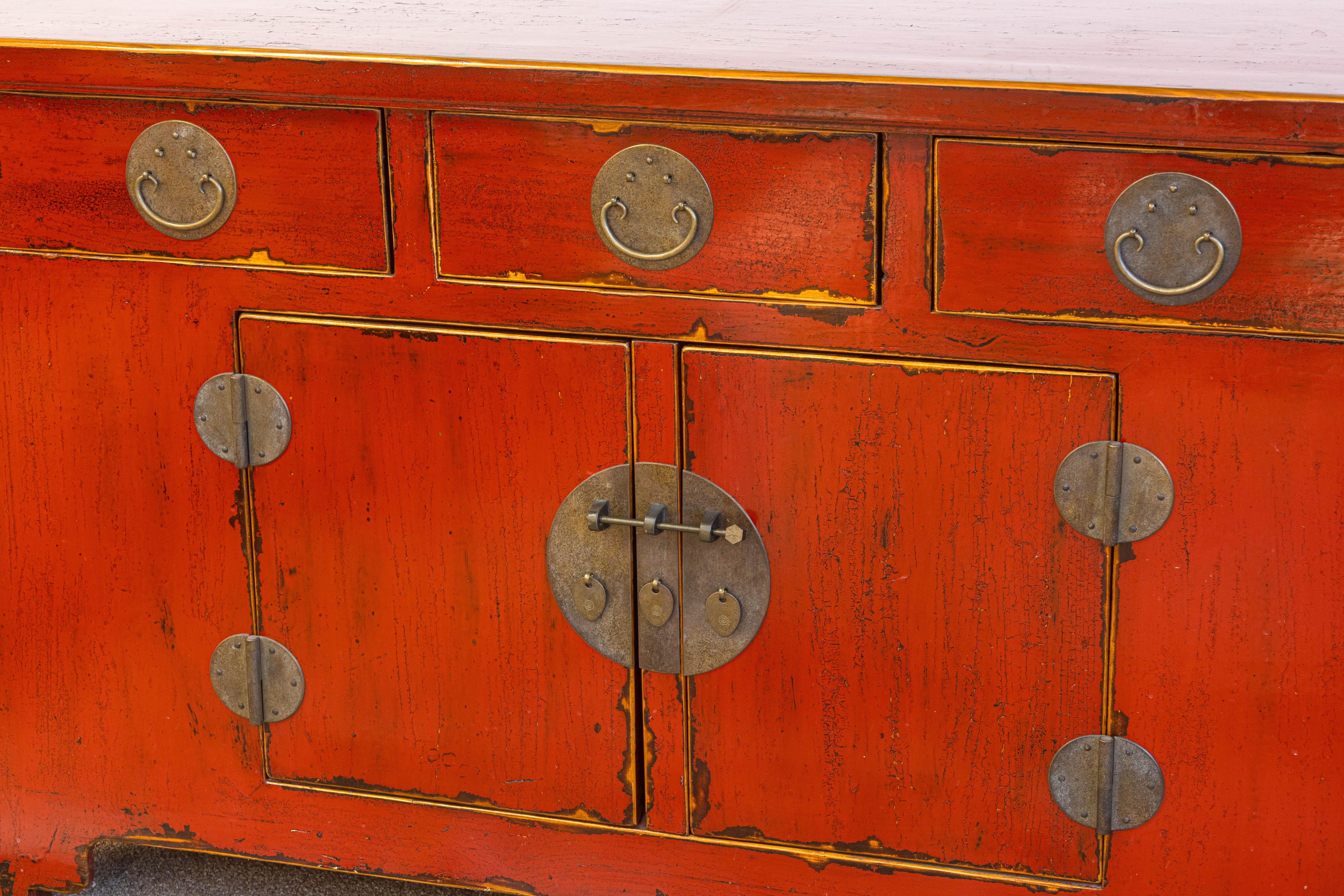 Vintage Asian Rot Lackiert mit Messing Hardware Sideboard Buffet Schrank im Zustand „Gut“ im Angebot in Keego Harbor, MI