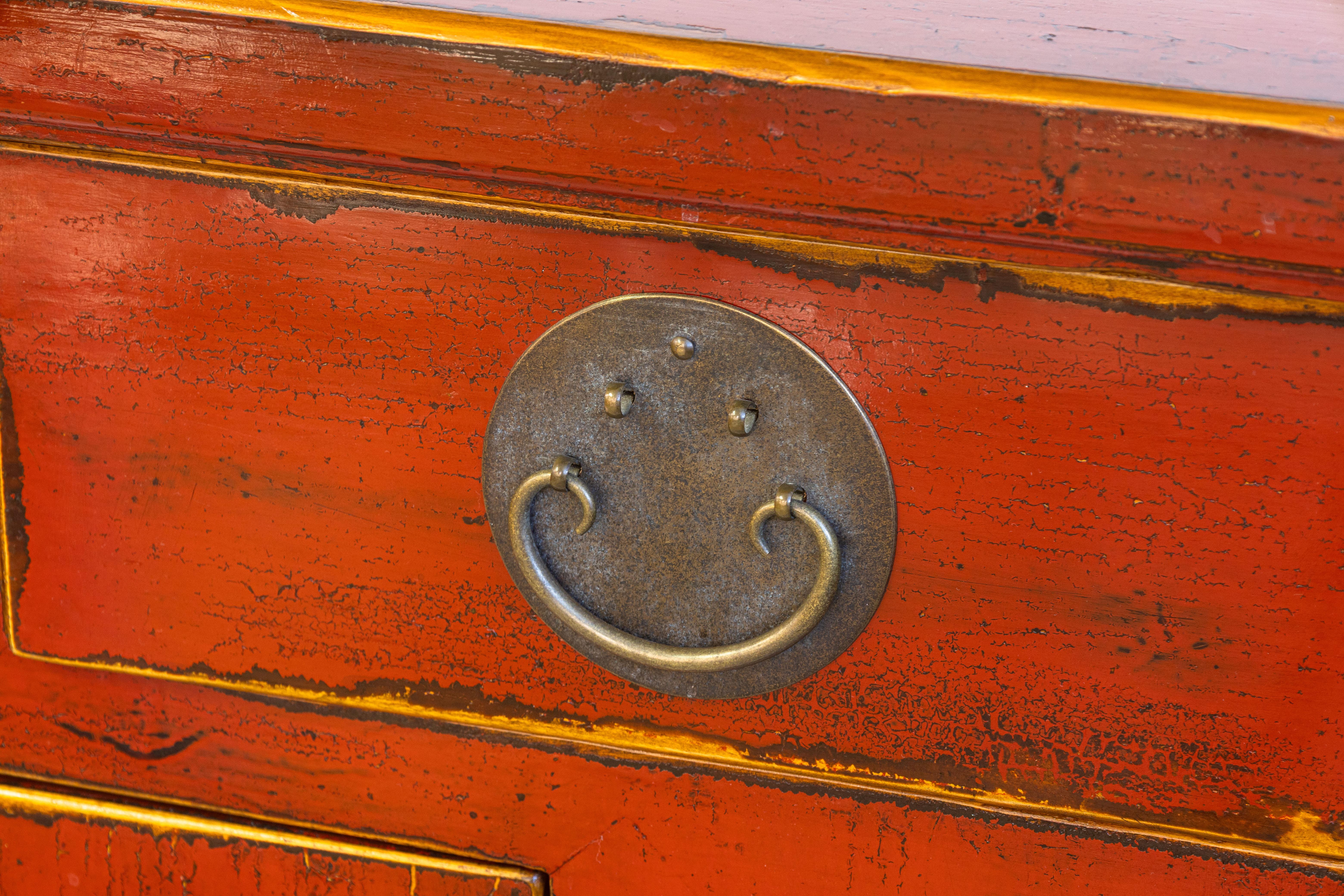 Vintage Asian Rot Lackiert mit Messing Hardware Sideboard Buffet Schrank (20. Jahrhundert) im Angebot