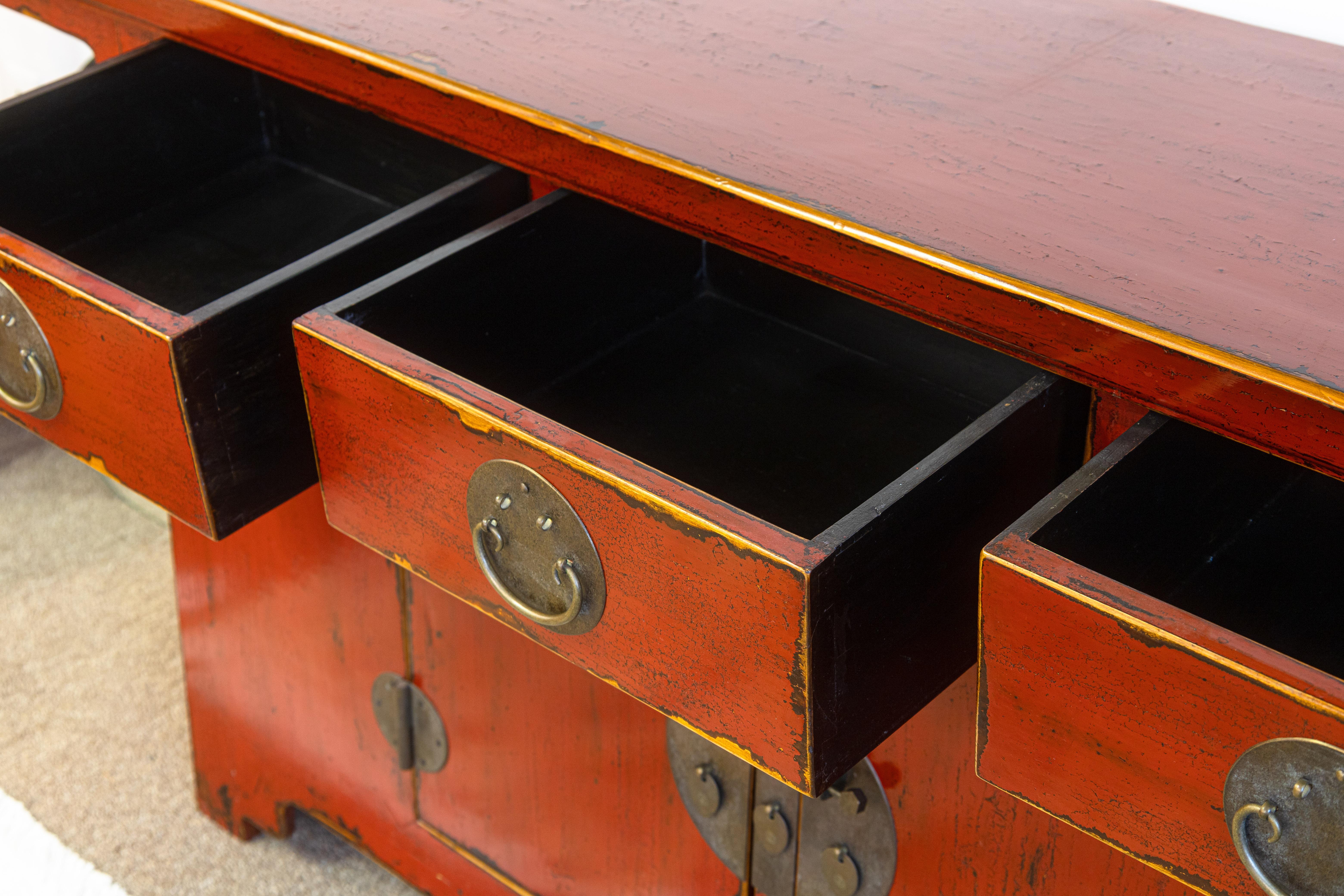 Vintage Asian Rot Lackiert mit Messing Hardware Sideboard Buffet Schrank im Angebot 1