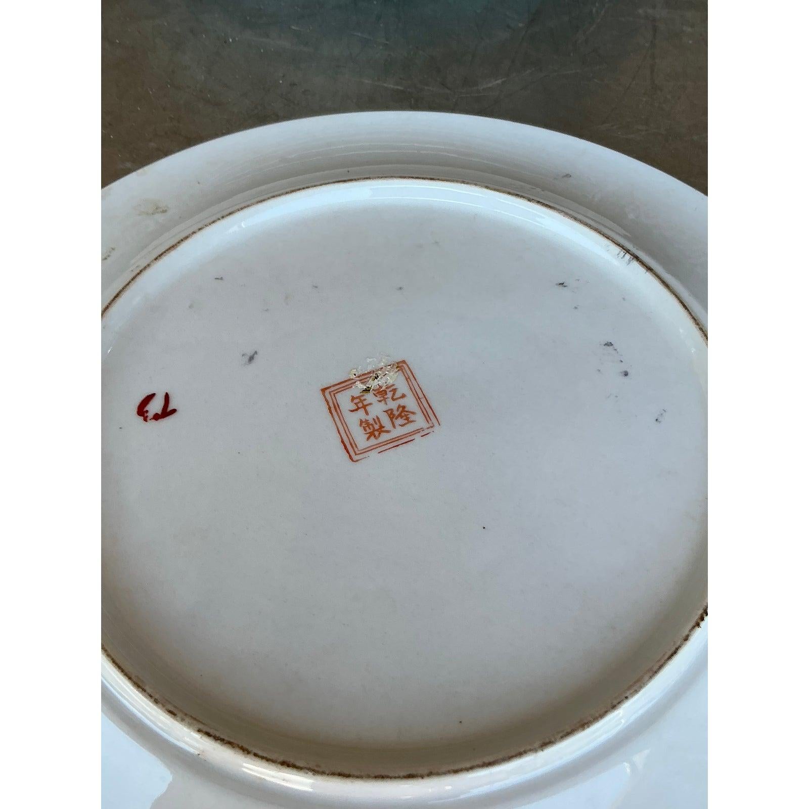 Rehaussez votre expérience culinaire avec cet ensemble exquis de huit assiettes à dîner Vintage Asian Rose Famille, une vitrine étonnante de l'artisanat traditionnel et du charme historique. Chaque assiette présente des motifs complexes peints à la