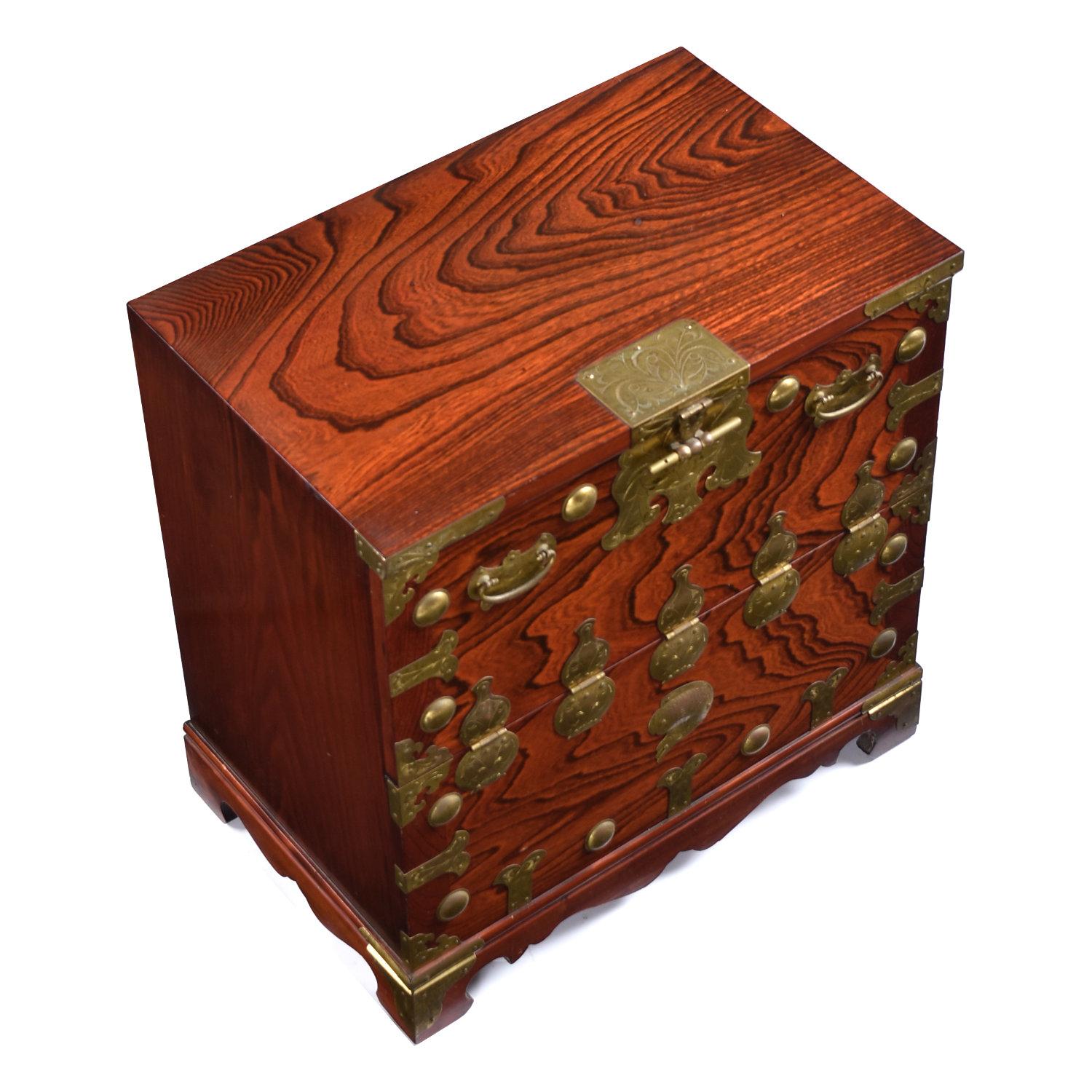 XX secolo Comodino o tavolino vintage asiatico in palissandro Tansu con ferramenta in ottone in vendita