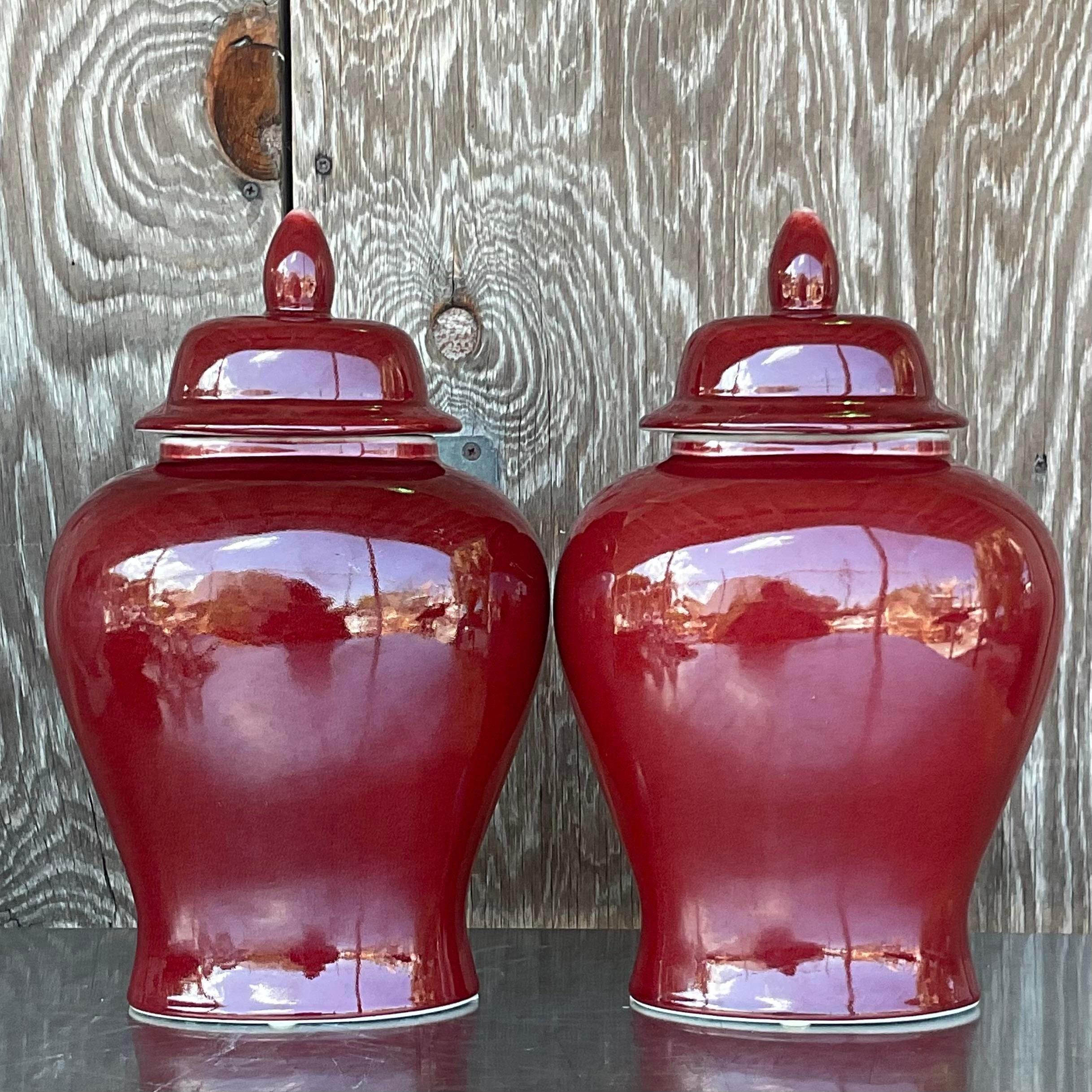 Una splendida coppia di urne asiatiche vintage con coperchio, realizzate nello stile chic 