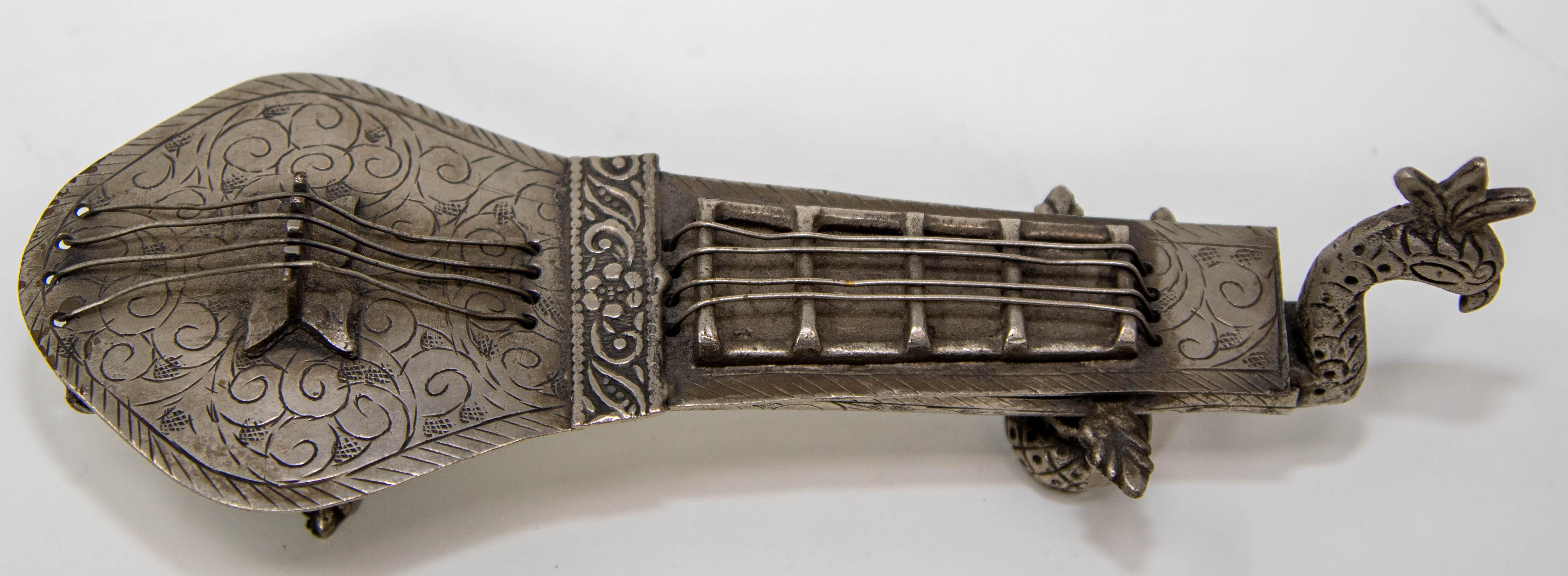 Boîte en métal argenté asiatique sculptée à la main en forme de paon Sitar Veena, 1950 en vente 2