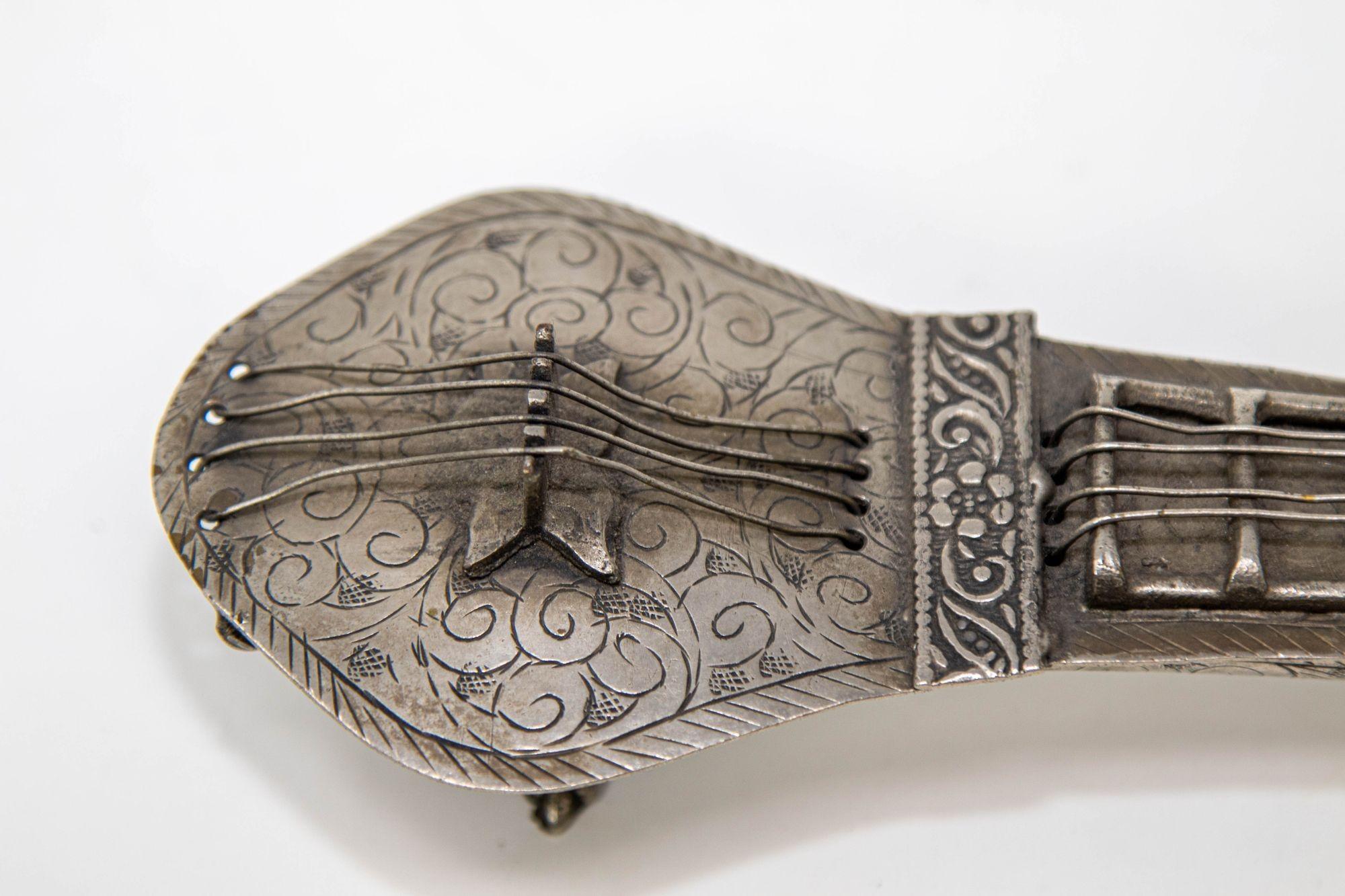 Boîte en métal argenté asiatique sculptée à la main en forme de paon Sitar Veena, 1950 en vente 3