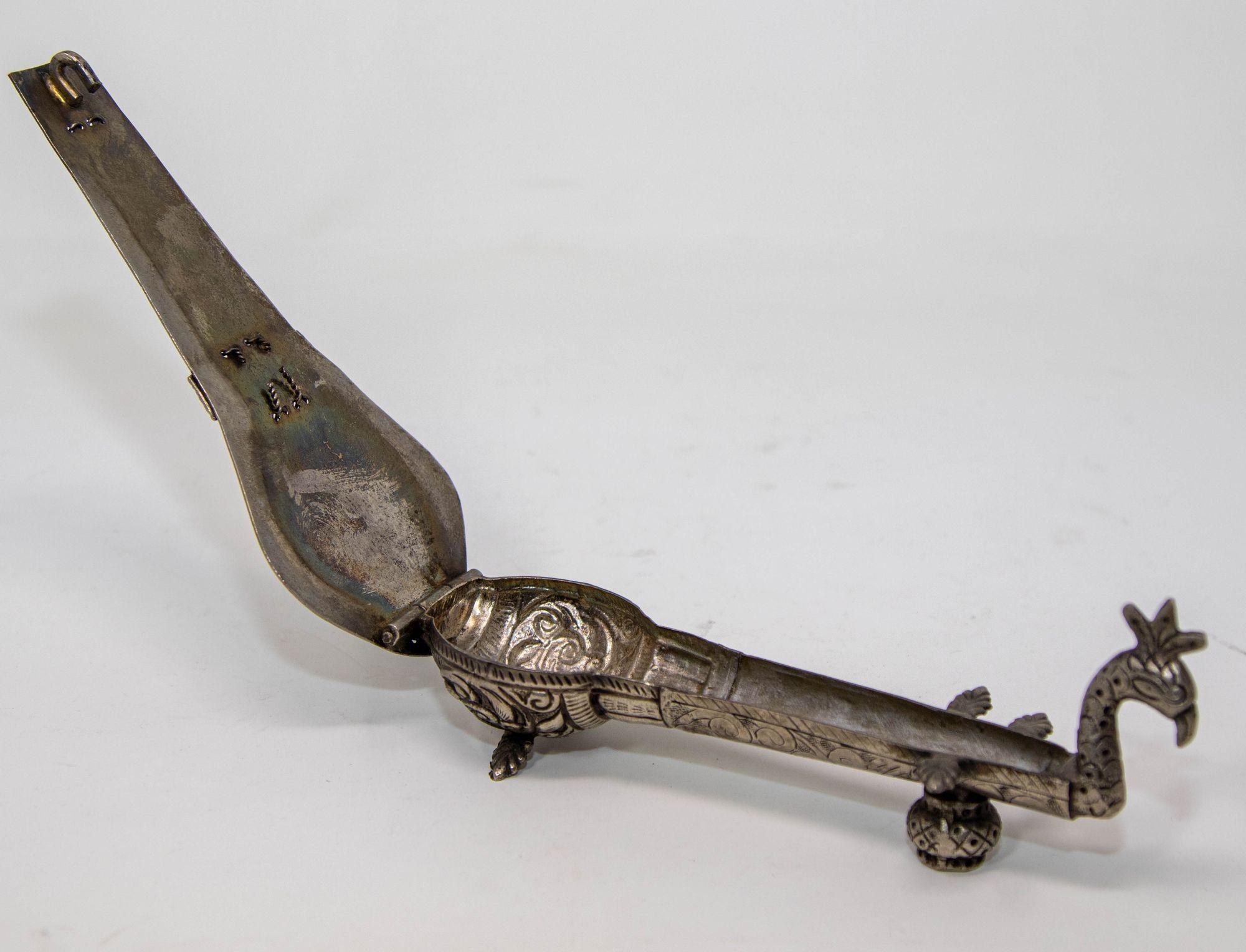 Boîte en métal argenté asiatique sculptée à la main en forme de paon Sitar Veena, 1950 en vente 5