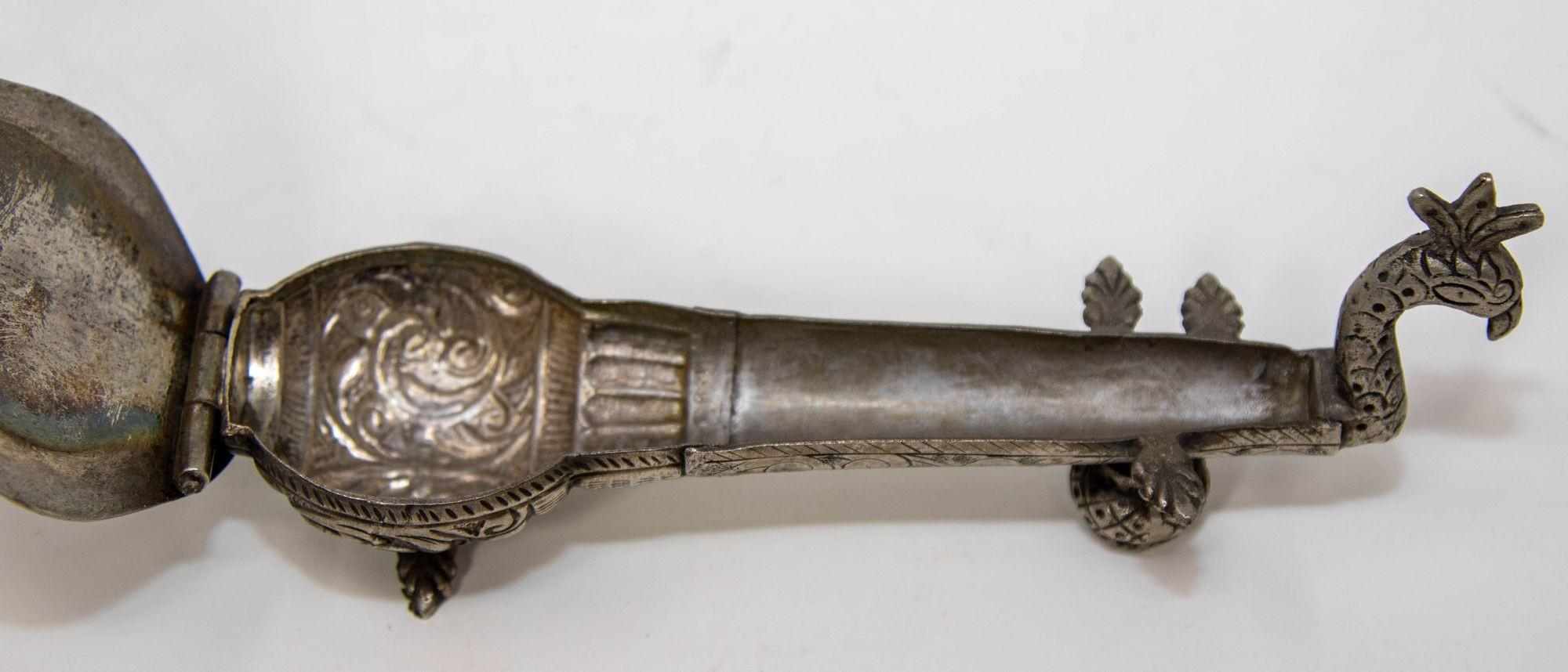 Boîte en métal argenté asiatique sculptée à la main en forme de paon Sitar Veena, 1950 en vente 6