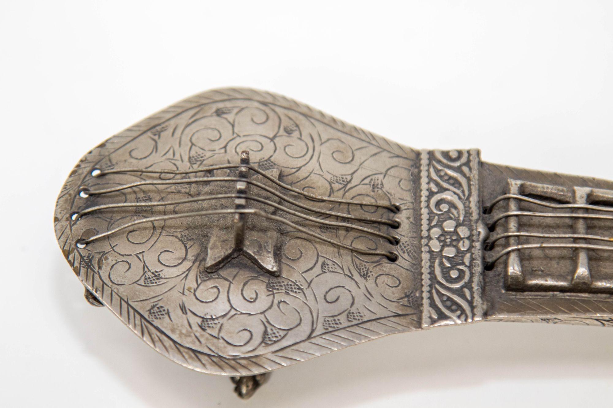 Boîte en métal argenté asiatique sculptée à la main en forme de paon Sitar Veena, 1950 en vente 7