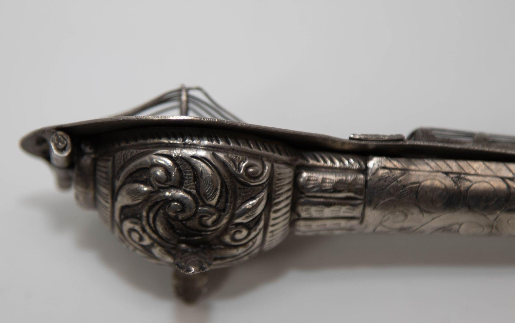 Boîte en métal argenté asiatique sculptée à la main en forme de paon Sitar Veena, 1950 en vente 8