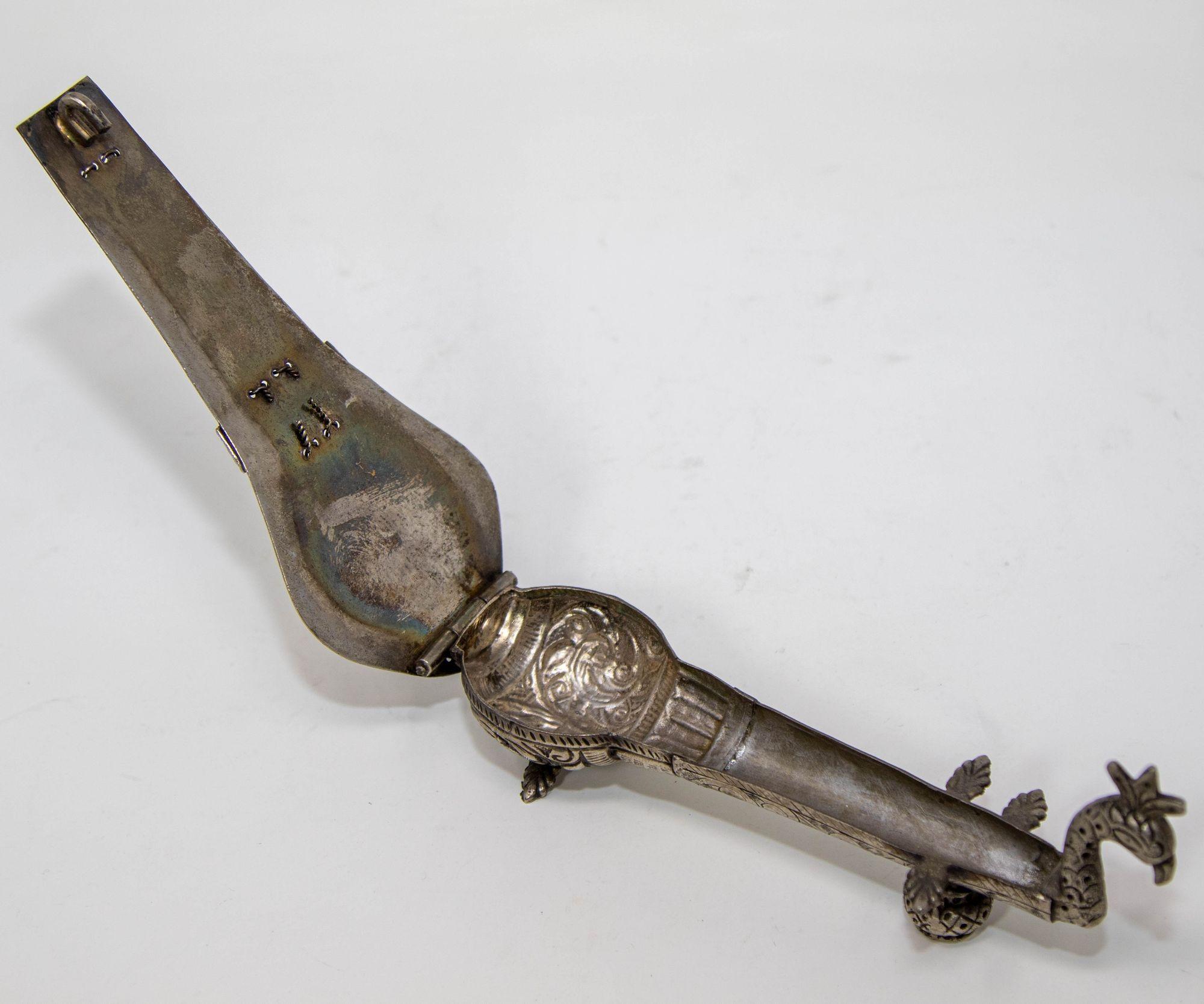 Boîte en métal argenté asiatique sculptée à la main en forme de paon Sitar Veena, 1950 en vente 9