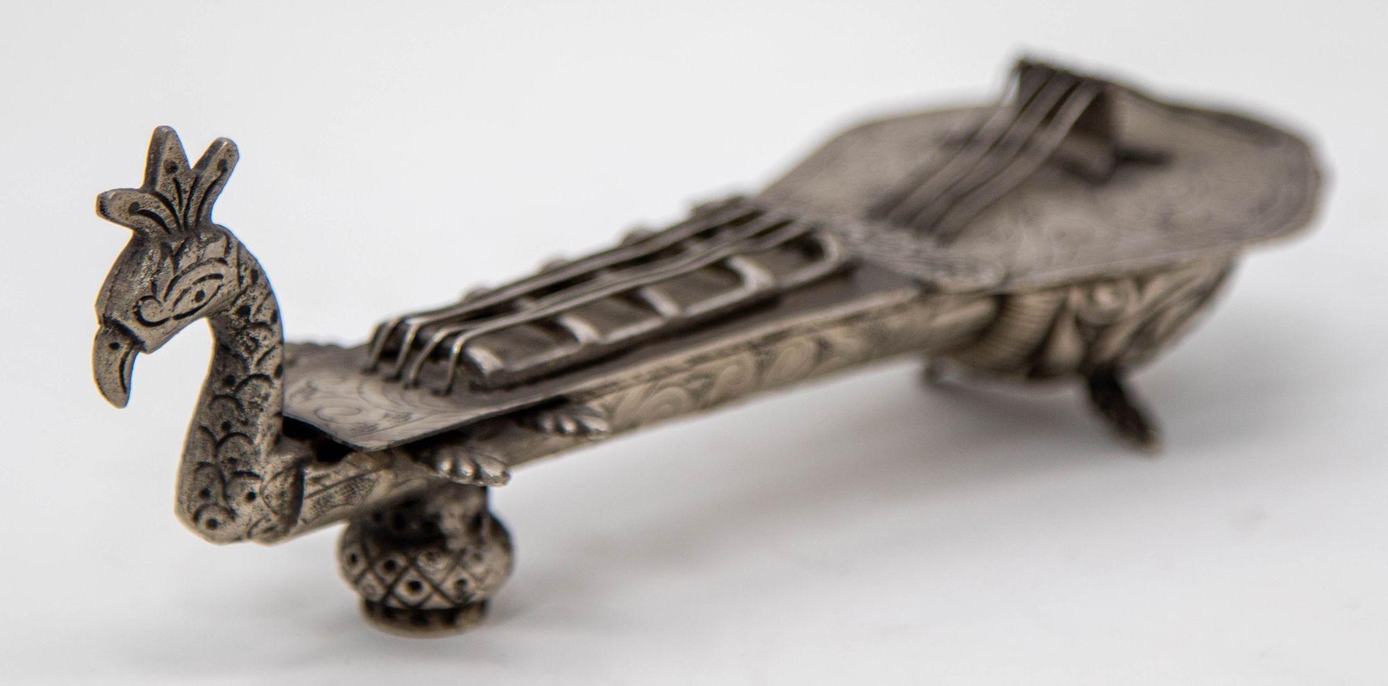 Boîte en métal argenté asiatique sculptée à la main en forme de paon Sitar Veena, 1950 en vente 10