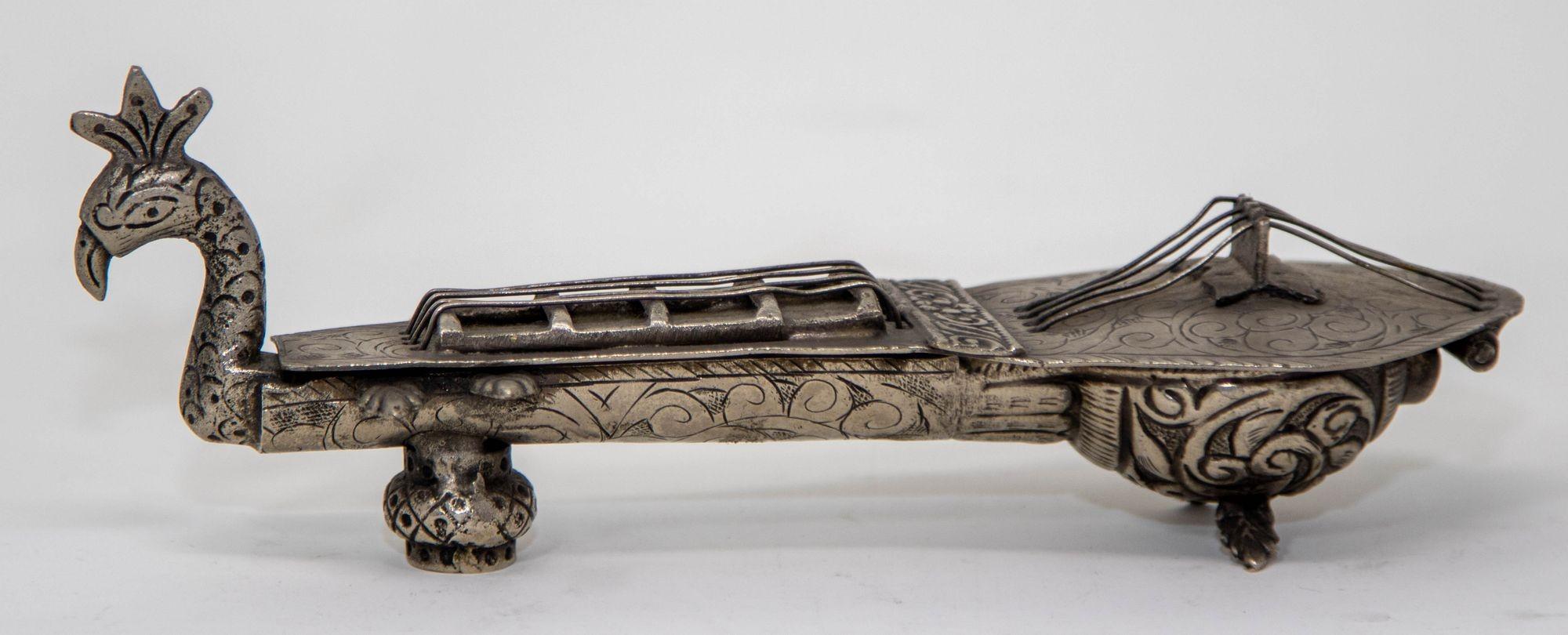 Anglo Raj Boîte en métal argenté asiatique sculptée à la main en forme de paon Sitar Veena, 1950 en vente