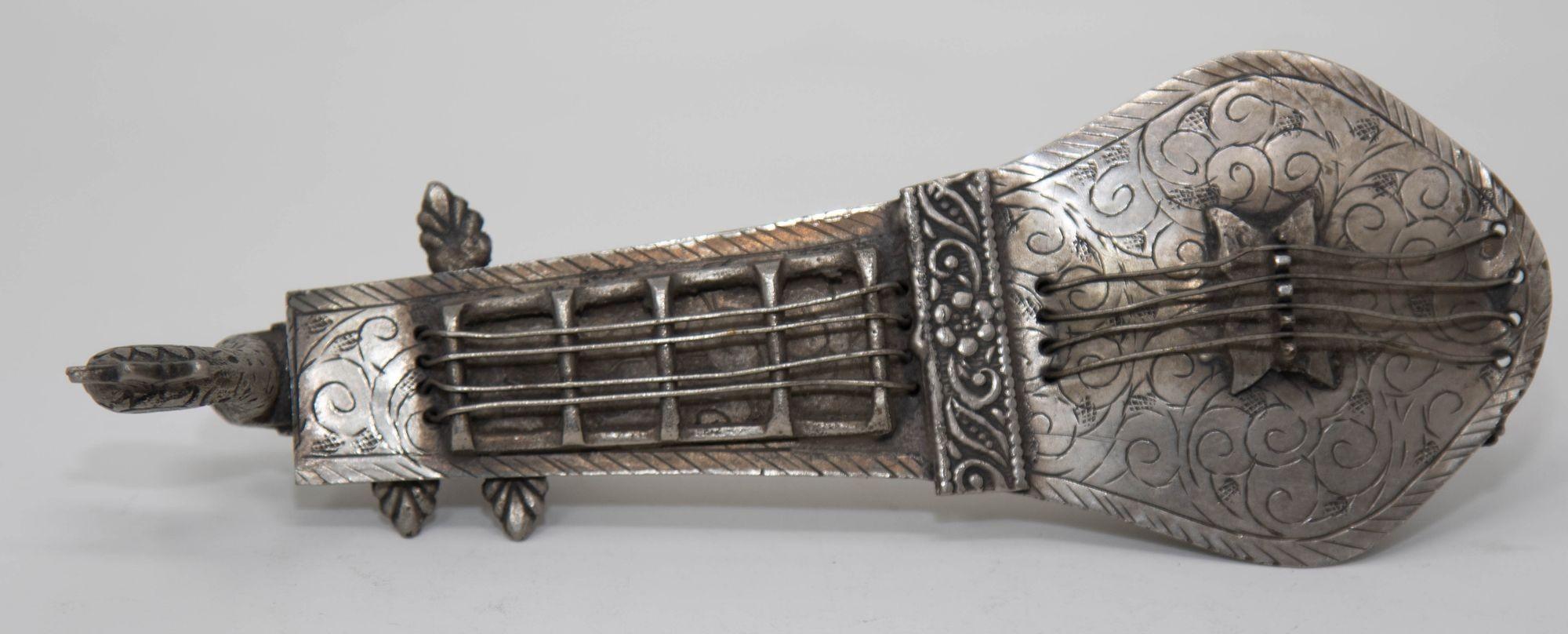 Indien Boîte en métal argenté asiatique sculptée à la main en forme de paon Sitar Veena, 1950 en vente